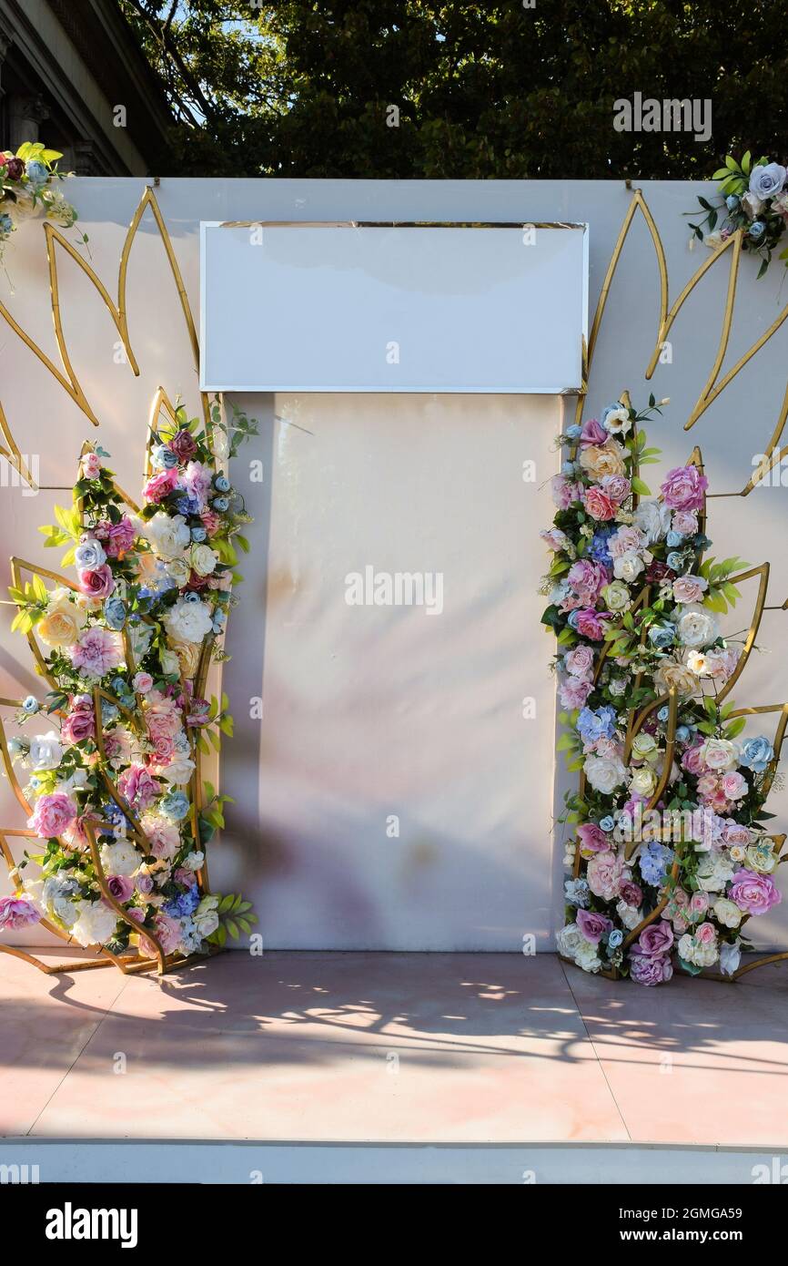 Festlicher Hochzeitstext mit Blumenmuster und leerem Schild für Glückwunschtext. Für besondere Anlässe Stockfoto