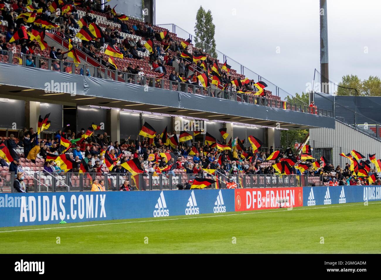 Cottbus, Deutschland. September 2021. Deutsche Unterstützer feiern beim WM-Qualifikationsspiel zwischen Deutschland und Bulgarien am 18. September 2021 im Stadion der Freundschaft in Cottbus das dritte Tor Quelle: SPP Sport Pressefoto. /Alamy Live News Stockfoto