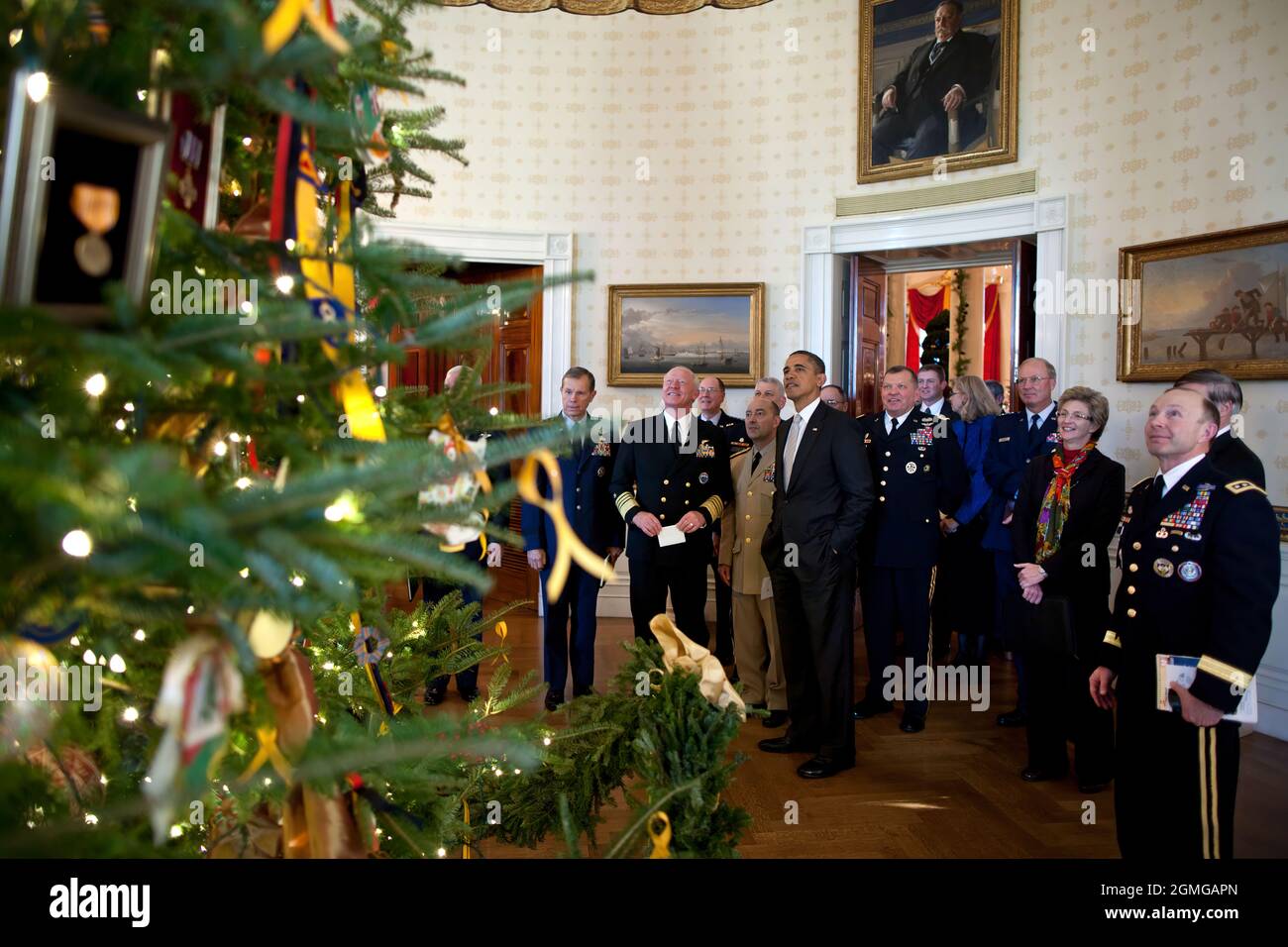 Präsident Barack Obama zeigt Militärs nach einem Treffen am 1. Dezember 2011 den Weihnachtsbaum des Weißen Hauses im Blauen Saal. Die 18-Fuß-6-Zoll-Balsamtanne wurde mit Weihnachtskarten von Militärkindern und Ornamenten mit Medaillen, Abzeichen und Patches aus allen militärischen Niederlassungen verziert. (Offizielles Foto des Weißen Hauses von Pete Souza) Dieses offizielle Foto des Weißen Hauses wird nur zur Veröffentlichung durch Nachrichtenorganisationen und/oder zum persönlichen Druck durch die Betreffzeile(en) des Fotos zur Verfügung gestellt. Das Foto darf in keiner Weise manipuliert werden und darf nicht in c verwendet werden Stockfoto