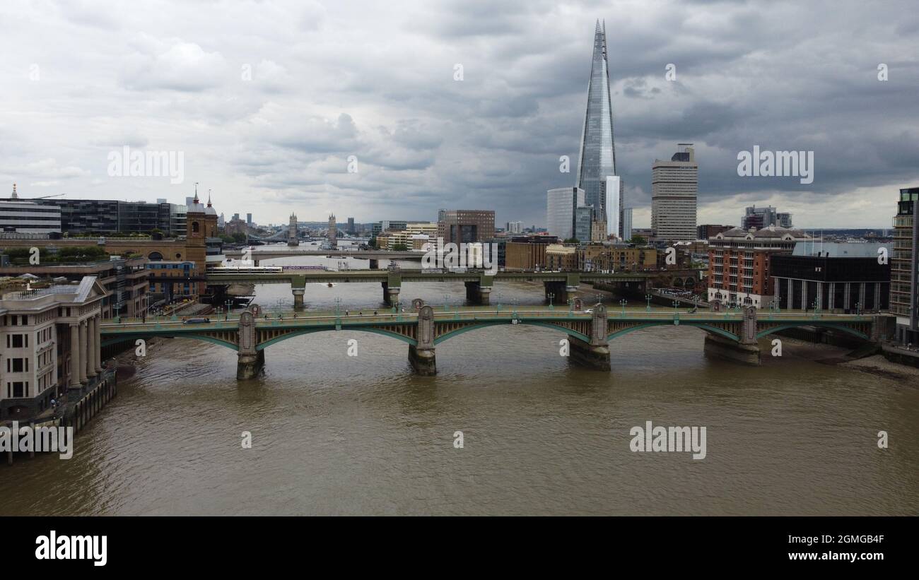 Blick auf Brücken über die Themse London, August 2021, Drohnenaufnahme Stockfoto