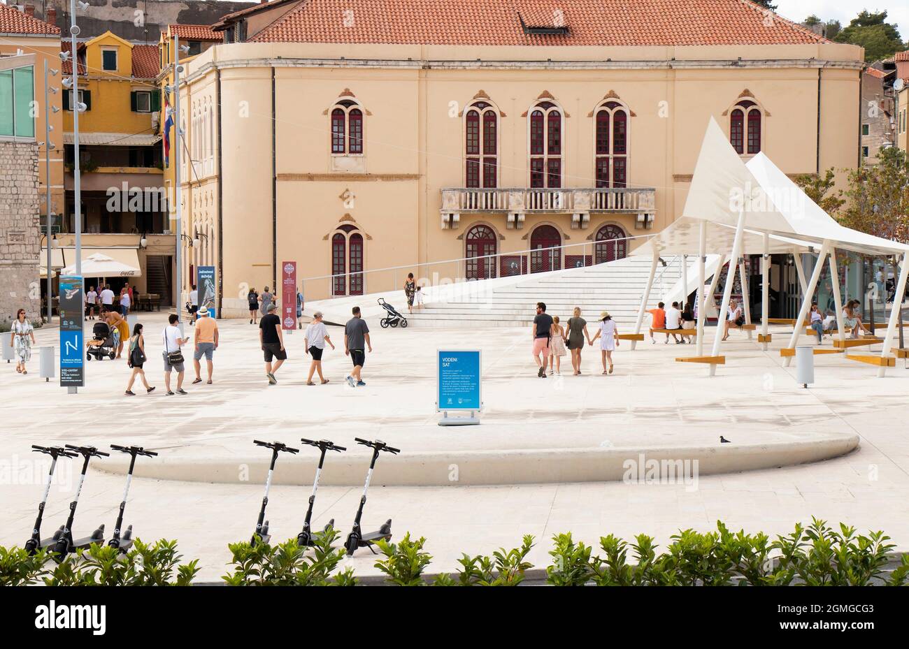 Sibenik, Kroatien - 25. August 2021: Stadtplatz vor der Altstadt, mit Theatergebäude Stockfoto