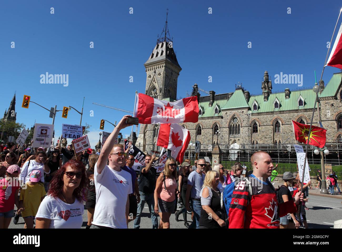 Menschen, die sich gegen die obligatorische Impfung, den Zwang und die Umsetzung der Impfpässe wehren, marschieren auf dem Parliament Hill in Ottawa, National Cap Stockfoto