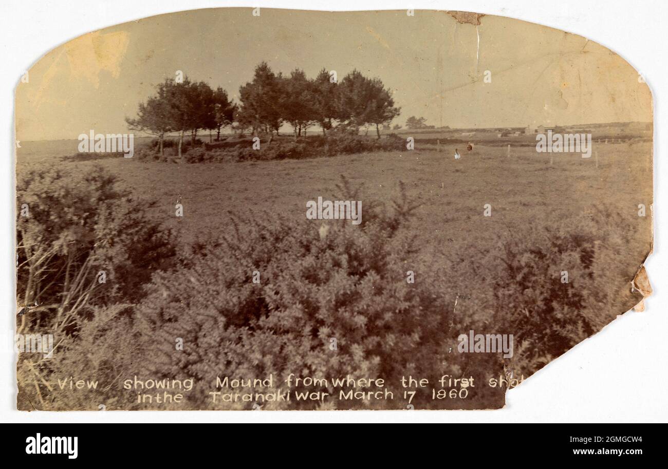 1885 Foto des Hügels, von dem aus die ersten Schüsse im Taranaki-Krieg zwischen Maori und britischen Kolonialtruppen abgefeuert wurden, 17. März 1860 Stockfoto
