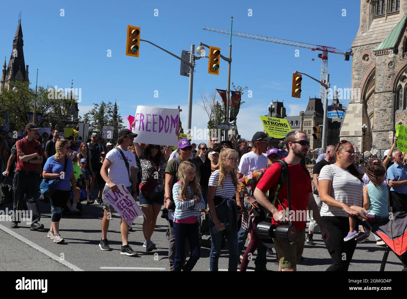 Menschen, die sich gegen die obligatorische Impfung, den Zwang und die Umsetzung der Impfpässe wehren, marschieren auf dem Parliament Hill in Ottawa, National Cap Stockfoto