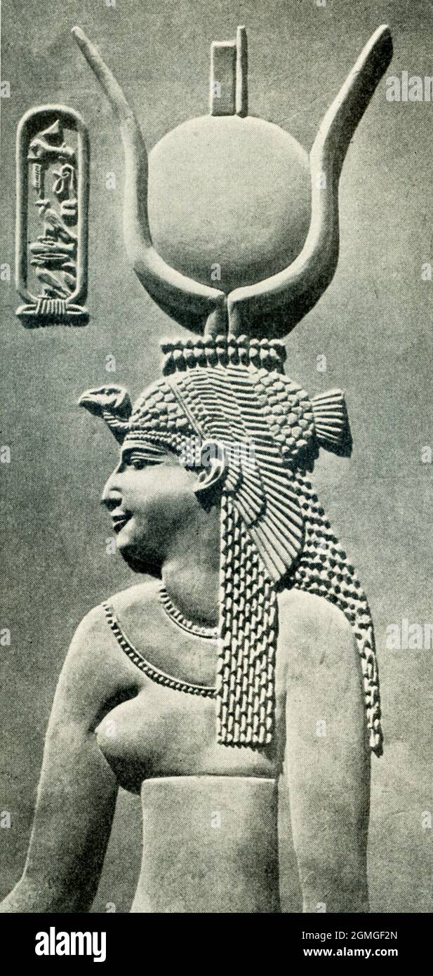 Dieses altägyptische Relief aus Dendera zeigt Kleopatra. Das Original befindet sich im Louvre in Paris. Dendera (oder Dendarah) war eine landwirtschaftliche Stadt am Westufer des Nils. Es war die Hauptstadt der sechsten Provinz des pharaonischen Oberägyptens und war der Himmel- und Fruchtbarkeitsgöttin Hathor gewidmet (oft dargestellt als eine Kuh, die die Sonnenscheibe zwischen ihren Hörnern trug, Besonders wenn gezeigt, wie der König stillt und sie auch als Frau mit dem Kopf einer Kuh auftreten könnte). Ihr Tempel ist einer der am besten erhaltenen in Ägypten. Das heutige Gebäude stammt aus der ptolemäischen Zeit (305–30 v. Chr.) und wurde fertiggestellt Stockfoto