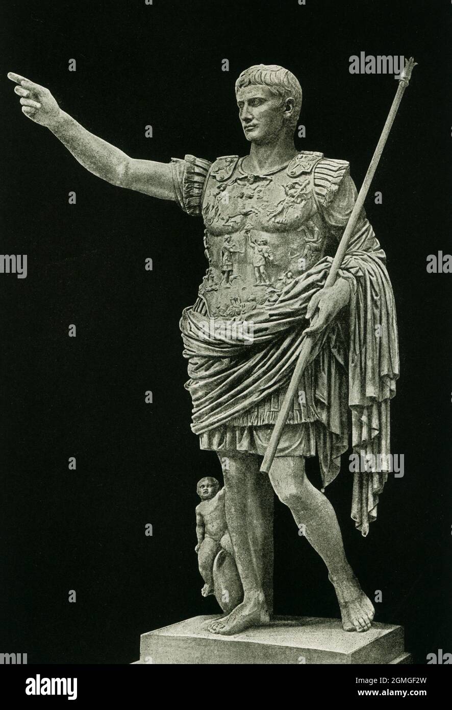 Augustus von Prima Porta ist eine Porträtstatue in voller Länge von Augustus Caesar, dem ersten Kaiser des Römischen Reiches. Diese Statue wurde auf den Anfang des 1. Jahrhunderts n. Chr. datiert. Es wurde in den Ruinen der Villa von Livia, der Frau des Augustus, in Prima Porta an der Via Flaminia gefunden. Es ist eine Statue des Kaiser selbst, die einen hoch dekorierten Kuirass trägt und seinen Mantel (Paludamentum) trägt. Dieses Foto stammt aus dem Jahr 1910. Stockfoto