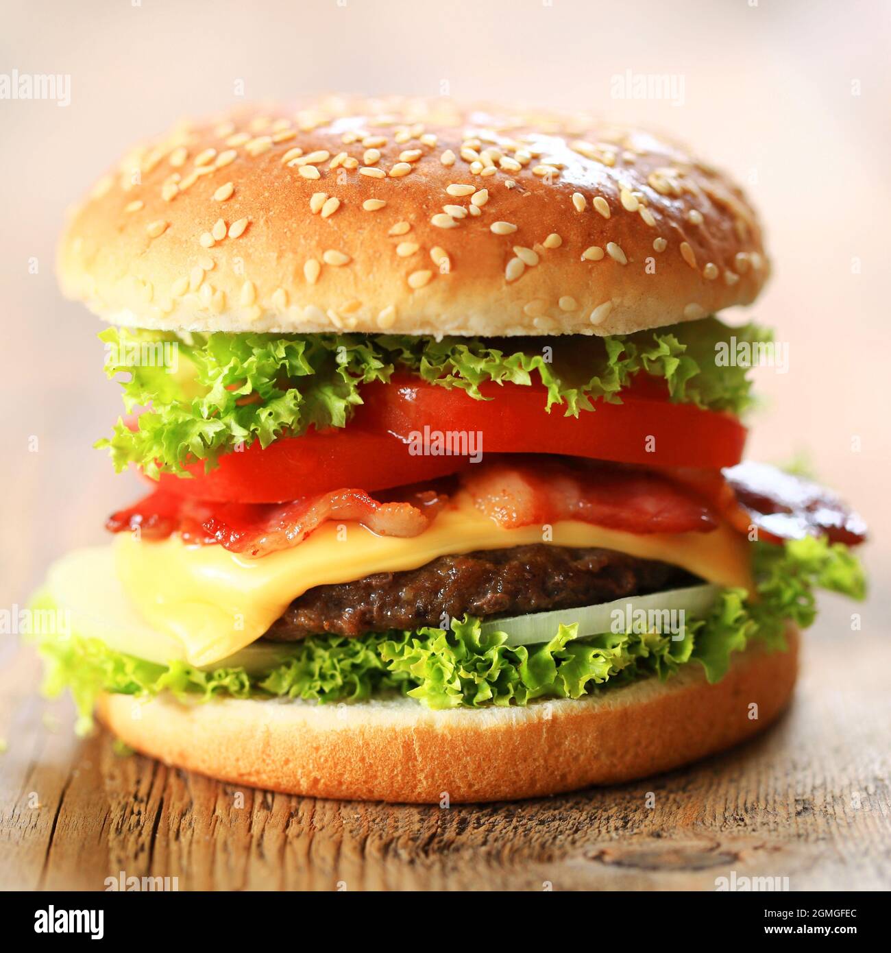 Nahaufnahme Cheeseburger auf wodden Hintergrund Stockfoto