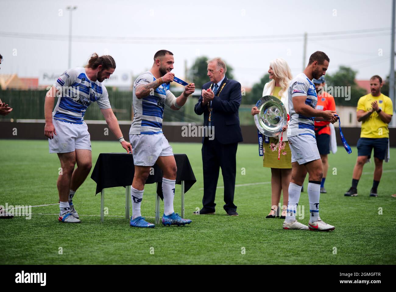 Newcastle upon Tyne, England, 18. September 2021. Toulouse Olympique XIII wird im Kingston Park mit der Betfred Championship Trophy ausgezeichnet. Quelle: Colin Edwards/Alamy Live News. Stockfoto