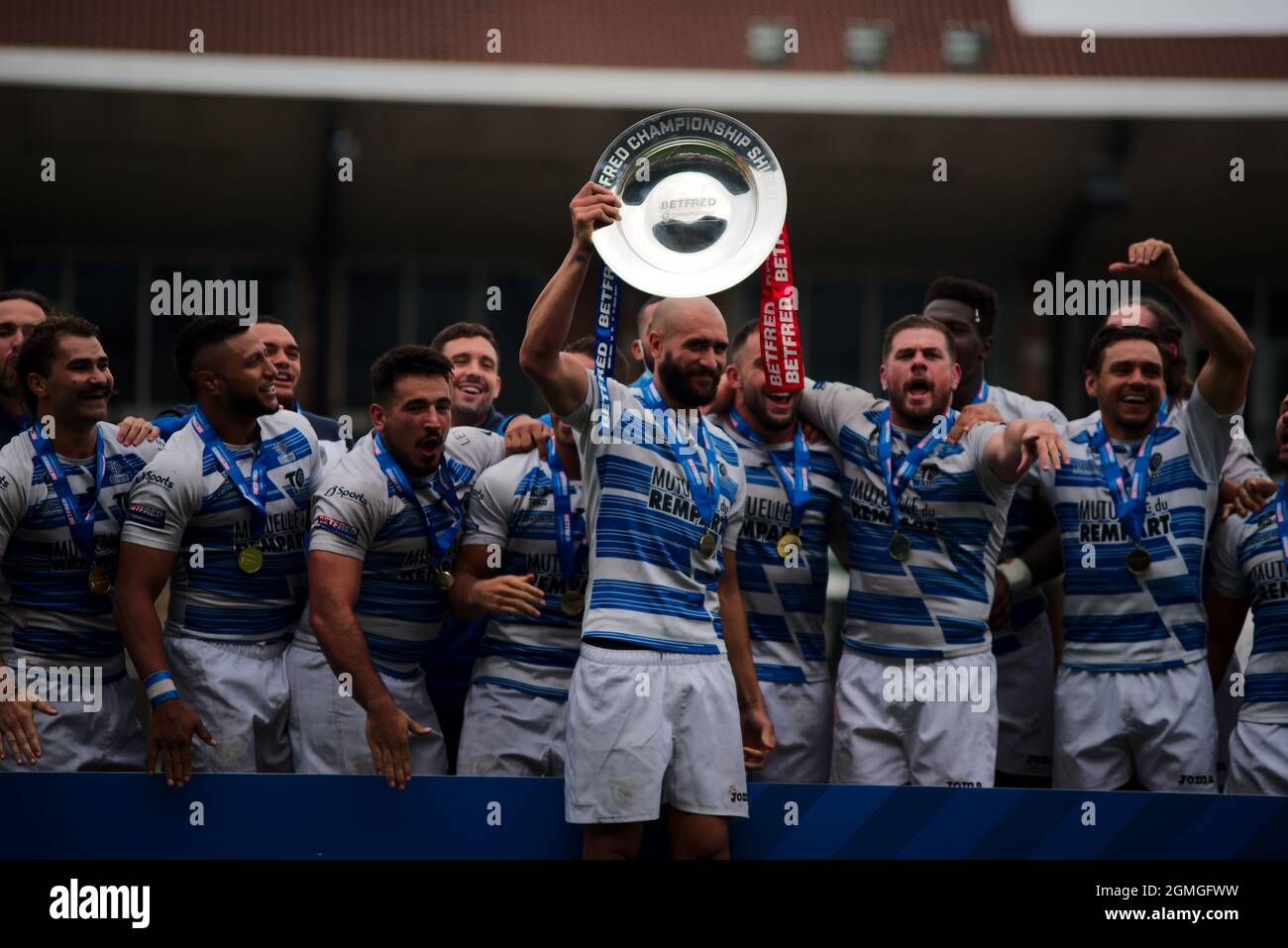 Newcastle upon Tyne, England, 18. September 2021. Toulouse Olympique XIII wird im Kingston Park mit der Betfred Championship Trophy ausgezeichnet. Quelle: Colin Edwards/Alamy Live News. Stockfoto