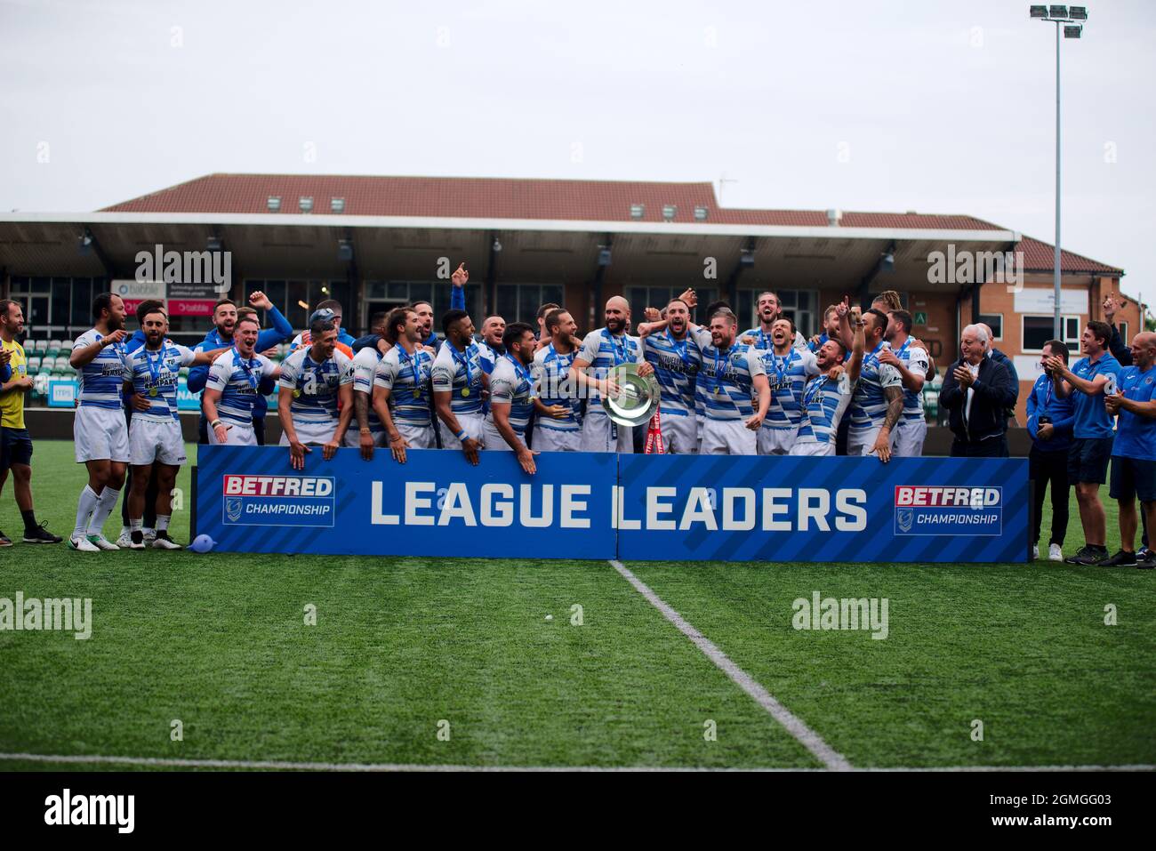 Newcastle upon Tyne, England, 18. September 2021. Toulouse Olympique XIII wird im Kingston Park mit der Betfred Championship Trophy ausgezeichnet. Quelle: Colin Edwards/Alamy Live News. Stockfoto