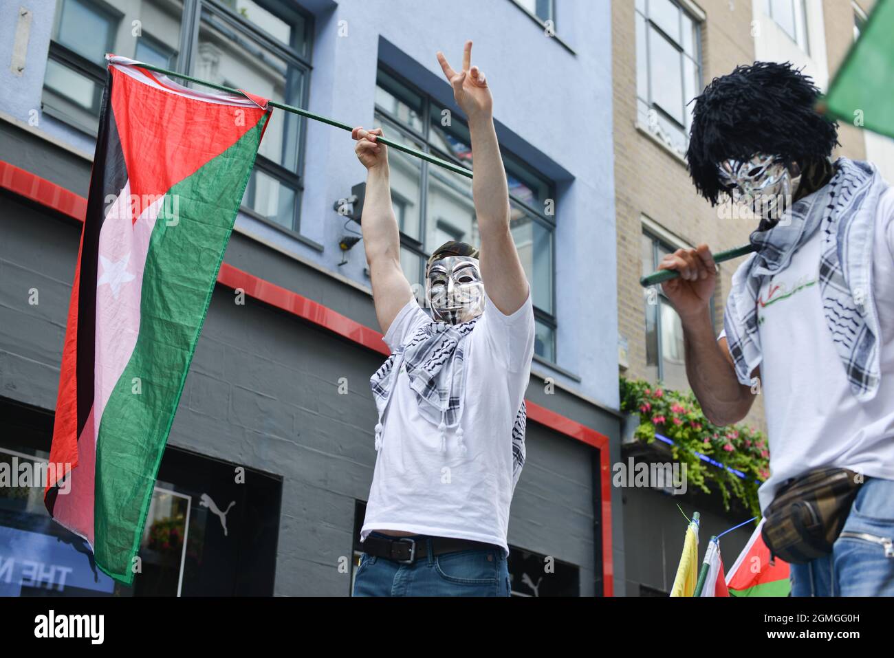 Ein Protestor, der während der Demonstration eine Guy Fawkes-Maske mit einer palästinensischen Flagge trug. Boykott der Puma-Proteste, die von der palästinensischen Solidaritätskampagne und dem FOA (Friends of Al Aqsa) im Flagship-Store von Puma in der Carnaby Street in London organisiert wurden. Stockfoto