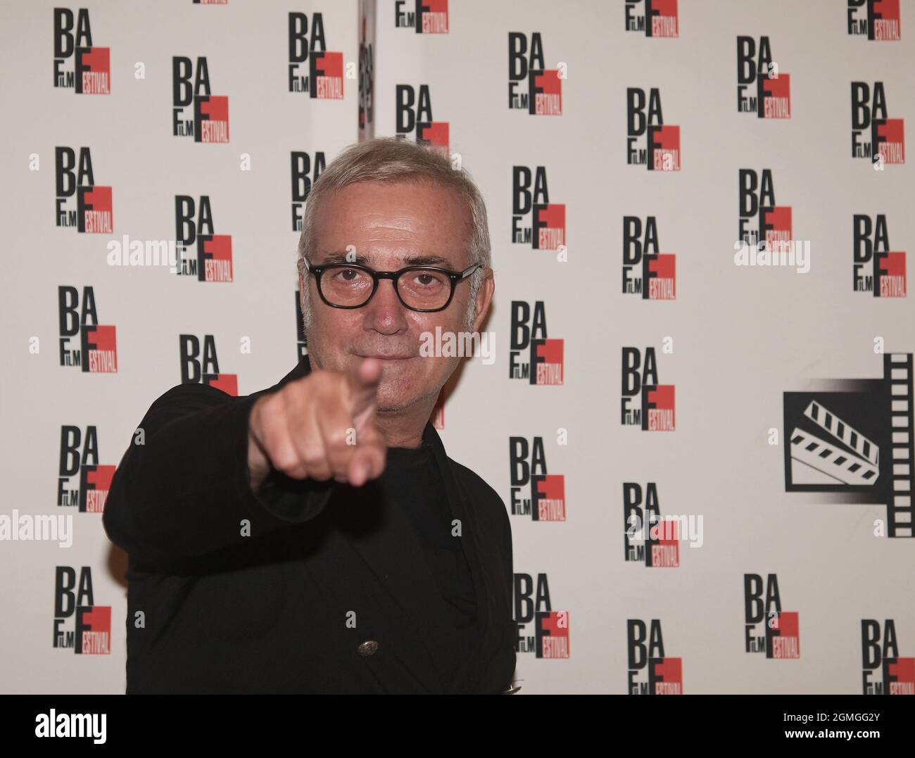 Busto Arsizio, Italien. September 2021. Busto Arsizio, Italien BAFF 2021 Steve della Casa interviewt den Schauspieler Massimo Ghini Dino Ceccuzzi Platinum Award für filmische Exzellenz. Alessandro Rossellini, Neffe des berühmten Regisseurs, wird die Vorführung des Dokufilms die Rossellinis vorstellen - Eine Familie, die alles ein Film ist, den er 2020 gedreht hat. Auf dem Foto: Kredit: Independent Photo Agency/Alamy Live News Stockfoto