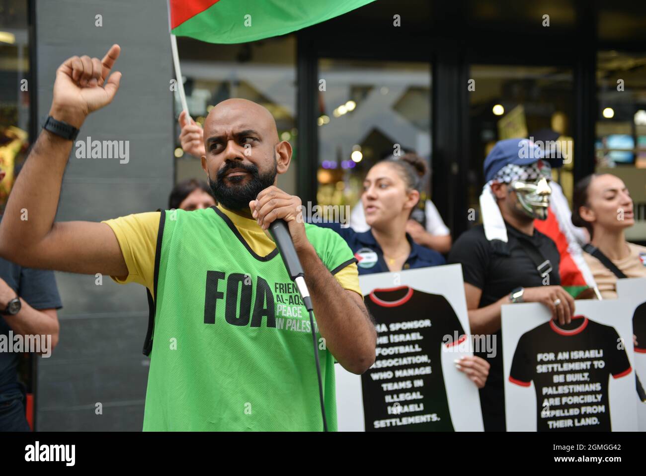 Boykott der Puma-Proteste, die von der palästinensischen Solidaritätskampagne und dem FOA (Friends of Al Aqsa) im Flagship-Store von Puma in der Carnaby Street in London organisiert wurden. Aktivisten demonstrierten gegen Puma's Sponsoring des IFA (Israel Football Association). Stockfoto