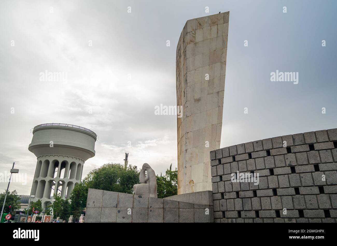 MADRID, SPANIEN - 13. SEPTEMBER 2021: Betonskulpturen und ein Teil des von Santiago Calatrava entworfenen Caja Madrid Obelisken auf der Plaza de Castilla in Stockfoto