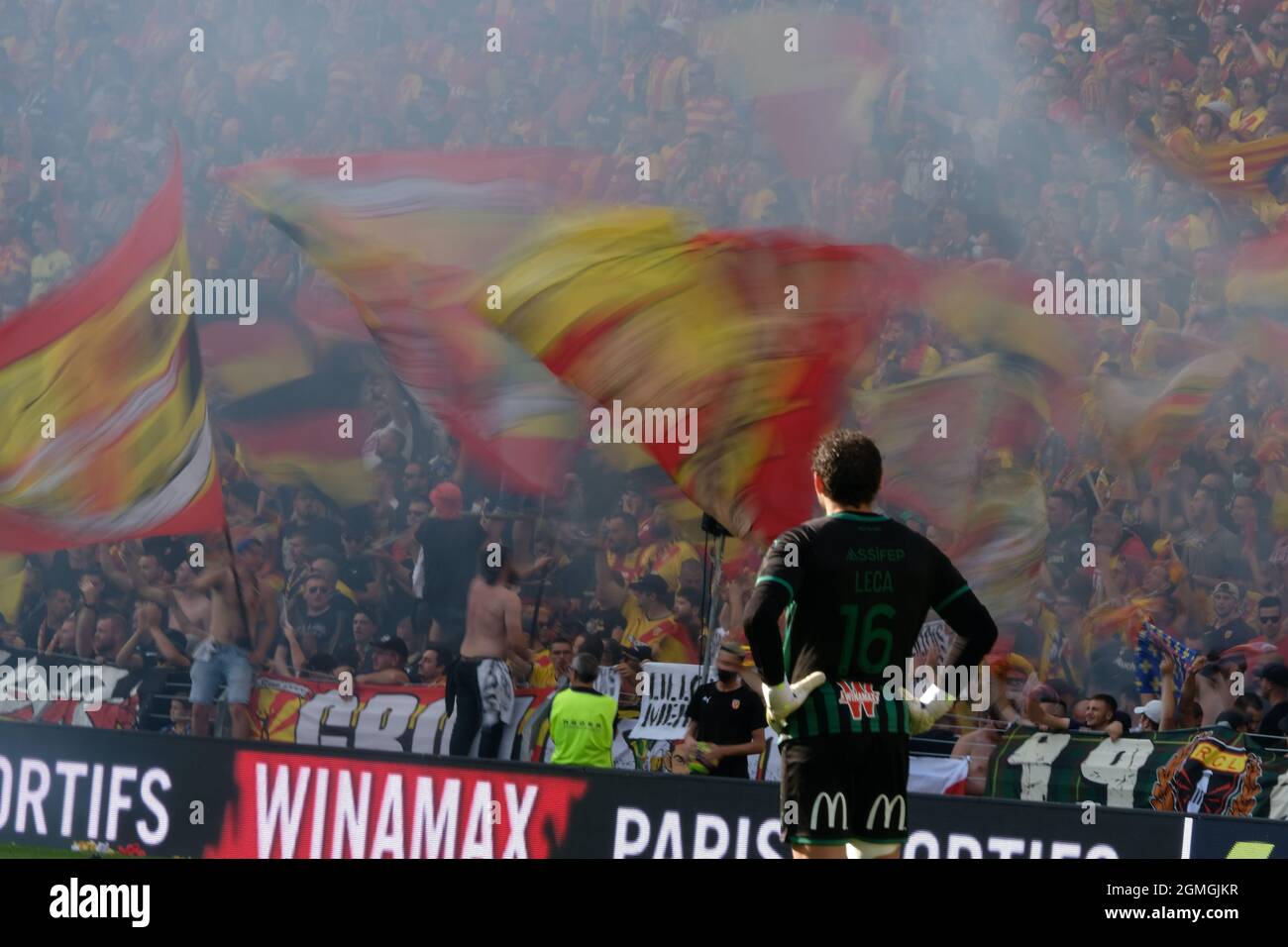 Lens, Hauts de France, Frankreich. September 2021. Torhüter von Lens JEAN LOUIS LECA in Aktion während der französischen Fußball-Meisterschaft Ligue 1 Uber isst RC Lens gegen Lille OSC im Felix Bollaert Delelis Stadion - Lens.Lens gewann 1:0 (Bildquelle: © Pierre Stevenin/ZUMA Press Wire) Stockfoto