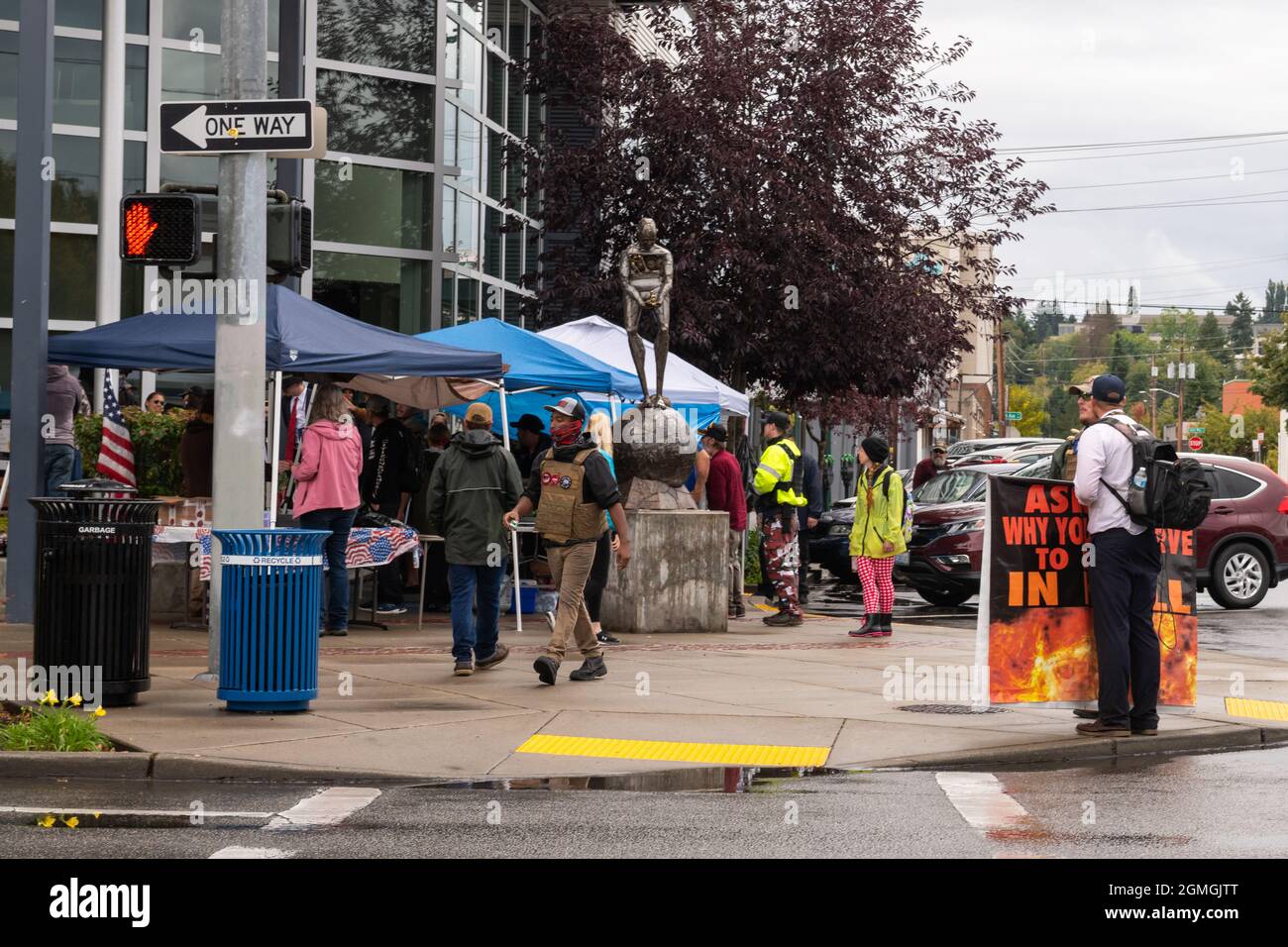 Olympia, USA. 18 September 2021. Kurz nach 2:00pm konservativen Demonstranten, die sich im Rathaus von Olympia für die Gerechtigkeit für Tusitala versammelten, „winzig“ Toese. Der bekannte Portland Proud Boy wurde angeblich zuvor in Olympia gegen Ende der Mask Mandates-Rallye in der State Capital vor zwei Wochen in den Fuß geschossen. Eine Gruppe, die an dem Protest teilnahm, zu dem auch Tiny gehörte, brach ab und ging in die Innenstadt und kolladete mit einer Gegenprotestgruppe, die mit einer Schießerei endete. Quelle: James Anderson/Alamy Live News Stockfoto