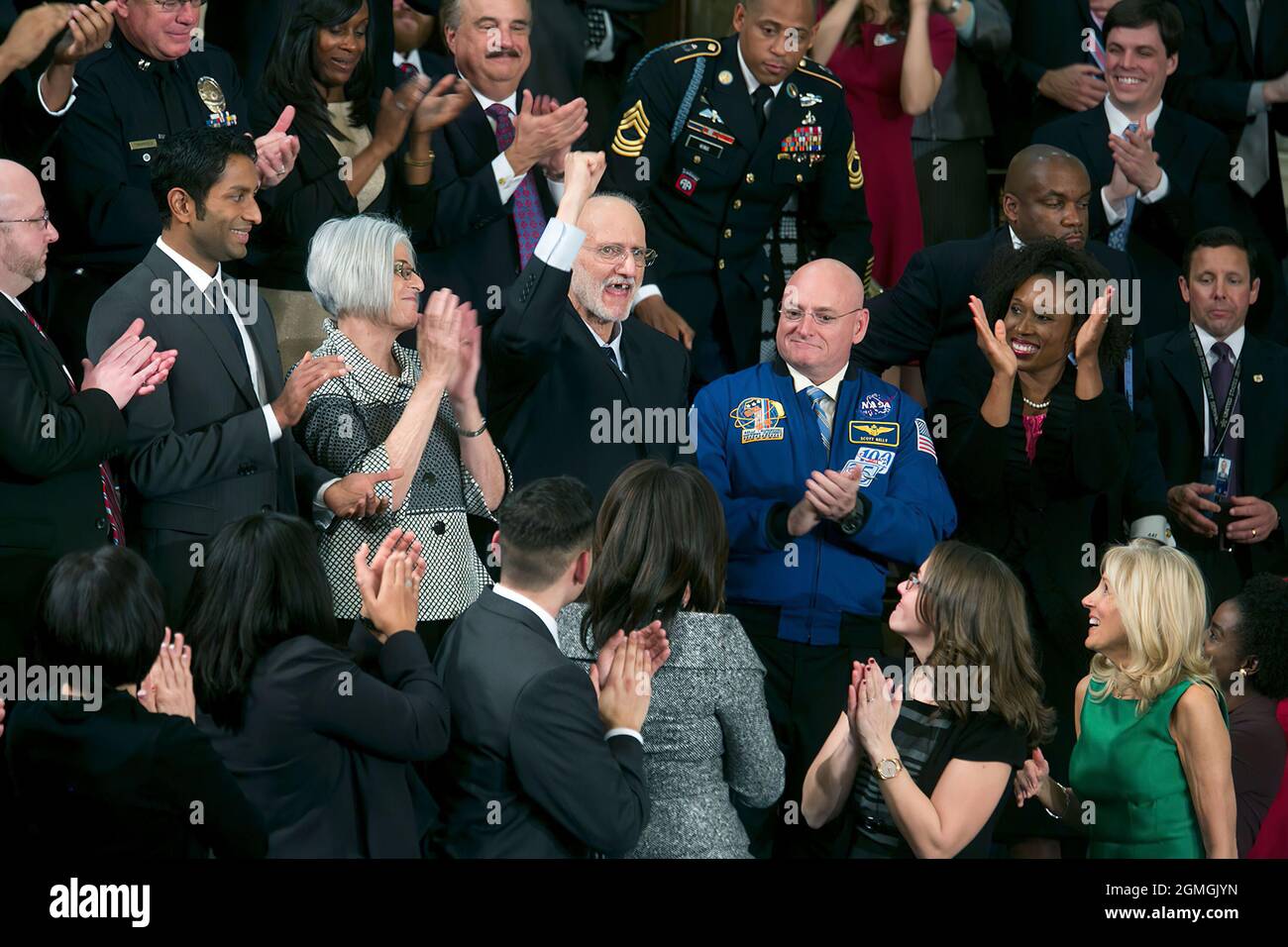 20. Januar 2015'vor kurzem aus dem Gefängnis in Kuba entlassen, pumpt Alan Gross seine Faust aus der Schachtel von First Lady Michelle Obama in die Luft, nachdem Präsident Obama ihn bei der Rede zur Lage der Union im US-Kapitol anerkannt hatte.' (Offizielles Foto des Weißen Hauses von Chuck Kennedy) Dieses offizielle Foto des Weißen Hauses wird nur zur Veröffentlichung durch Nachrichtenorganisationen und/oder zum persönlichen Druck durch die Betreffenden des Fotos zur Verfügung gestellt. Das Foto darf in keiner Weise manipuliert werden und darf nicht in kommerziellen oder politischen Materialien, Werbung, E-Mails, Produkten, Werbeaktionen verwendet werden, die ich Stockfoto