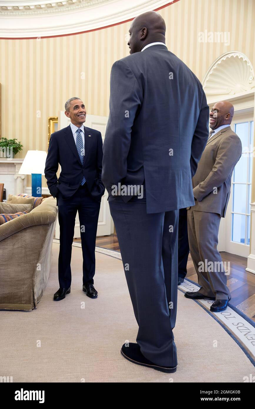 27. Feb. 2015'Es ist definitiv wahr, dass der ehemalige NBA-Spieler Shaquille O'Neal ein großer Kerl ist. Aber ich gebe zu, dass ich ein Weitwinkelobjektiv und diesen Winkel verwendet habe, um seine Größe zu akzentuieren, als er für einen kurzen Besuch beim Oval Office anhielt.“ (Offizielles Foto des Weißen Hauses von Pete Souza) Dieses offizielle Foto des Weißen Hauses wird nur zur Veröffentlichung durch Nachrichtenorganisationen und/oder zum persönlichen Druck durch die Betreffzeile(en) des Fotos zur Verfügung gestellt. Das Foto darf in keiner Weise manipuliert werden und darf nicht in kommerziellen oder politischen Materialien, Werbung, E-Mails, Produkten oder Werbeaktionen verwendet werden Stockfoto