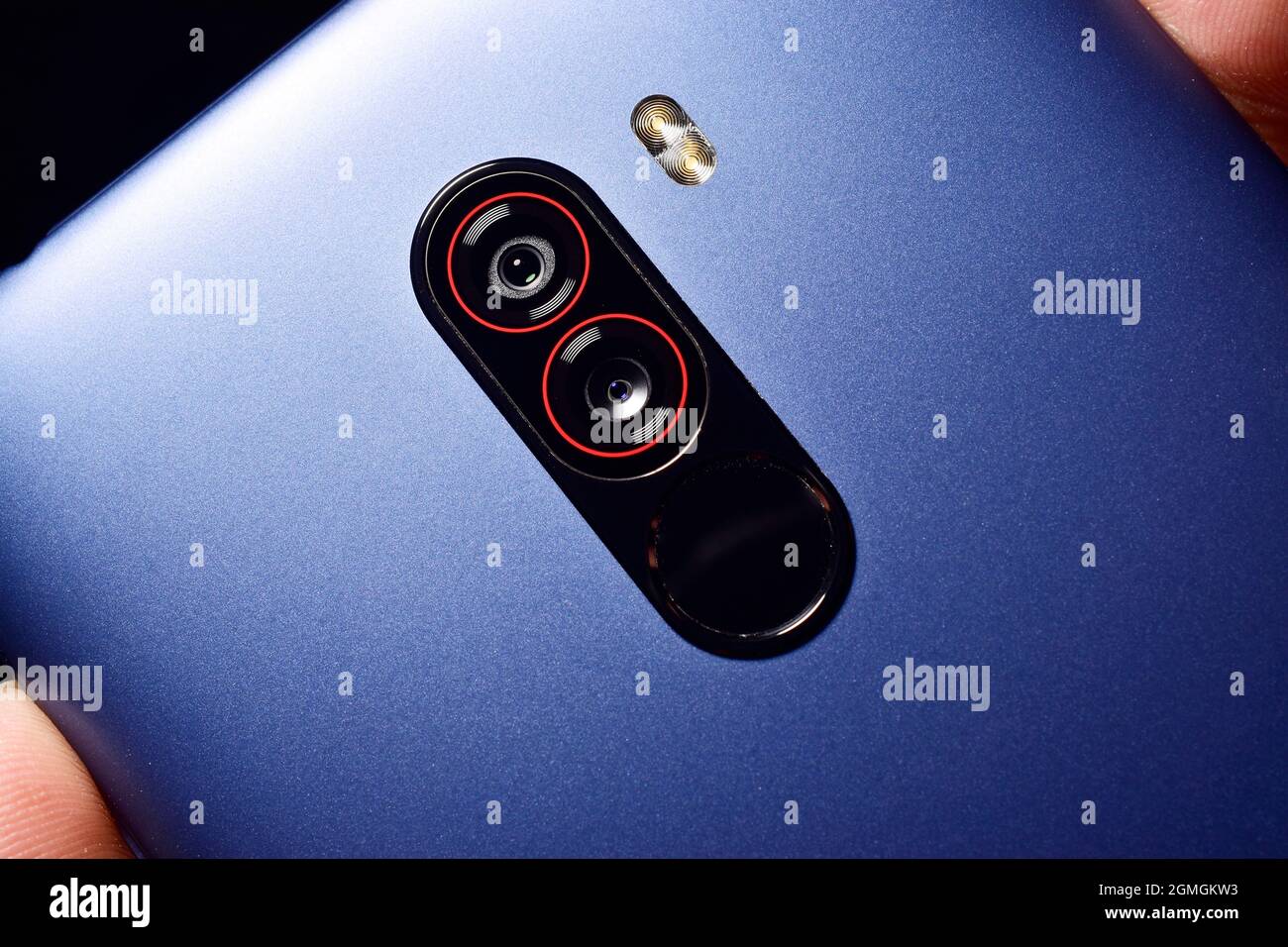 Dual-Kamera-Smartphone mit Blitz und Fingerabdruckscanner Stockfoto