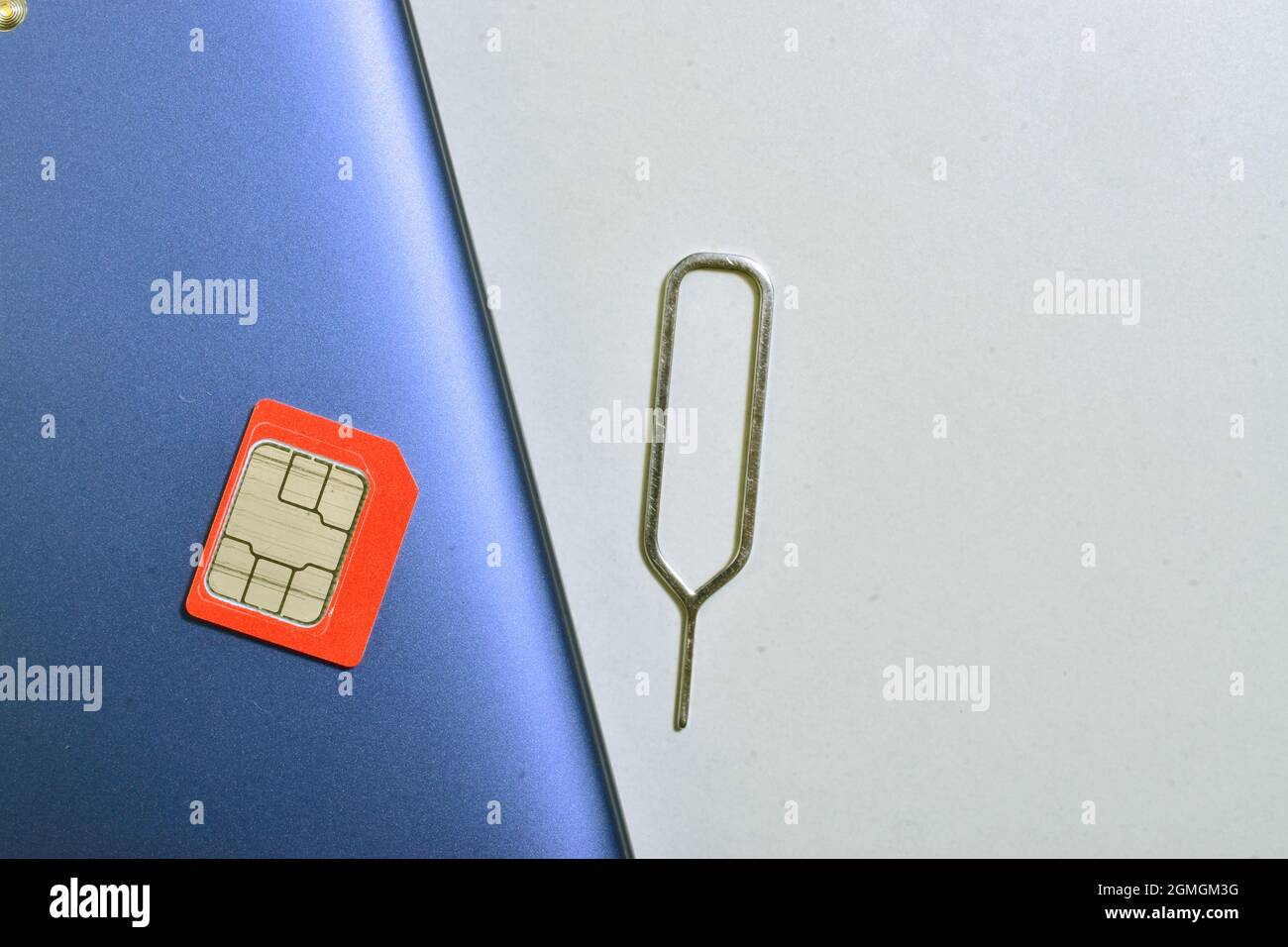 SIM mit isoliertem Auswerferstift auf weißem Hintergrund Stockfoto