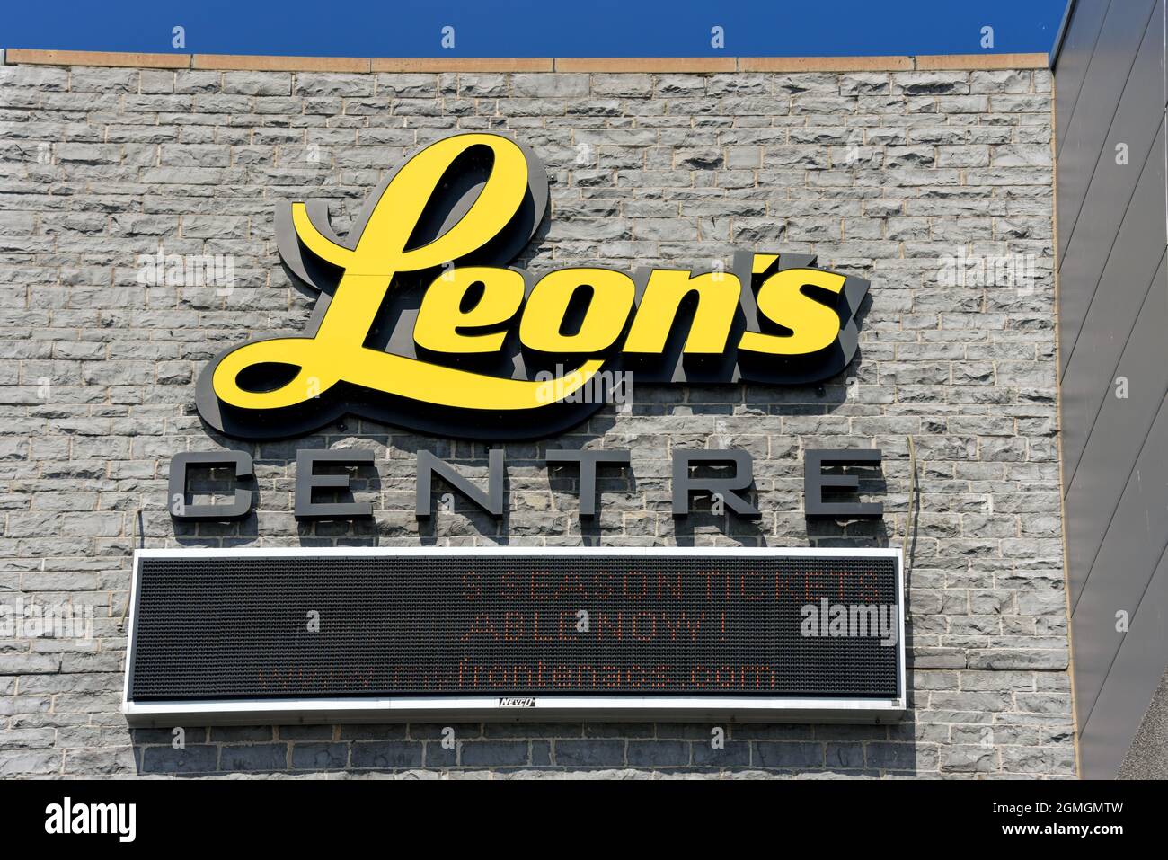 Kingston, Kanada - 15. August 2021: Zeichen Sie für das Leon's Centre, eine Hockey-Eisbahn, wo die Frontenacs der Ontario Hockey League spielen. Leon's ist ein Kana Stockfoto