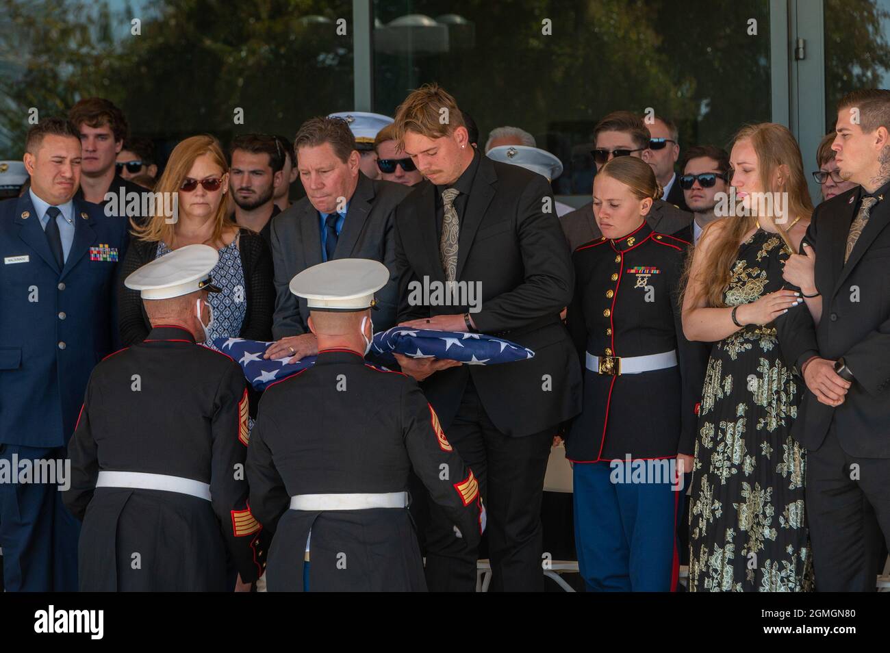 Roseville, Kalifornien, USA. September 2021. Fallen Marine Sgt. Nicole Gees Vater RICHARD HERRERA, links, und Ehemann JEROD GEE, rechts, erhalten Flaggen an ihrem Denkmal auf dem Adventure Campus der Bayside Church. Sgt. Gee verlor ihr Leben, zusammen mit 12 anderen US-Dienstmitgliedern, bei dem Bombenangriff auf den Flughafen Kabul am 26. August. (Bild: © Renee C. Byer/ZUMA Press Wire Service) Stockfoto