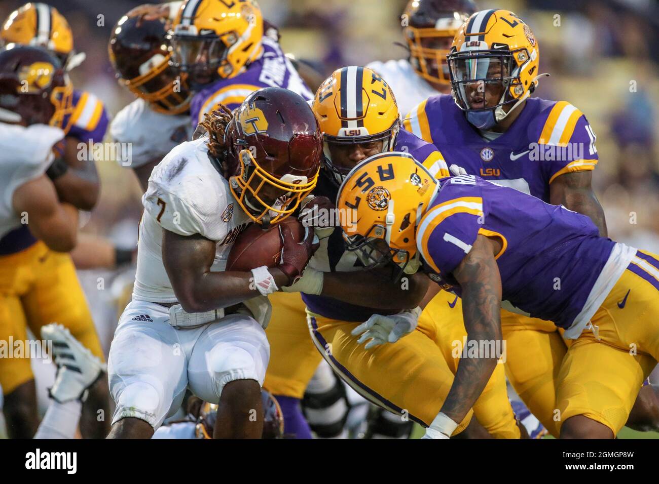 Baton Rouge, LA, USA. September 2021. Eli Ricks (1), Joseph Evans (94) und Damone Clark (18) des LSU-Verteidigers bringen den Rücklauf von Lew Nichols III (7) in Central Michigan während des NCAA-Fußballspiels zwischen den Central Michigan Chippewas und den LSU Tigers im Tiger Stadium in Baton Rouge, LA, zum Erliegen. Jonathan Mailhes/CSM/Alamy Live News Stockfoto