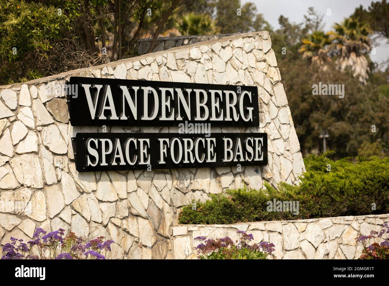 Vandenberg Air Force Base, Kalifornien, USA - 25. Juli 2021: Die Sonne scheint auf der Außenseite des US Space Force Base. Stockfoto