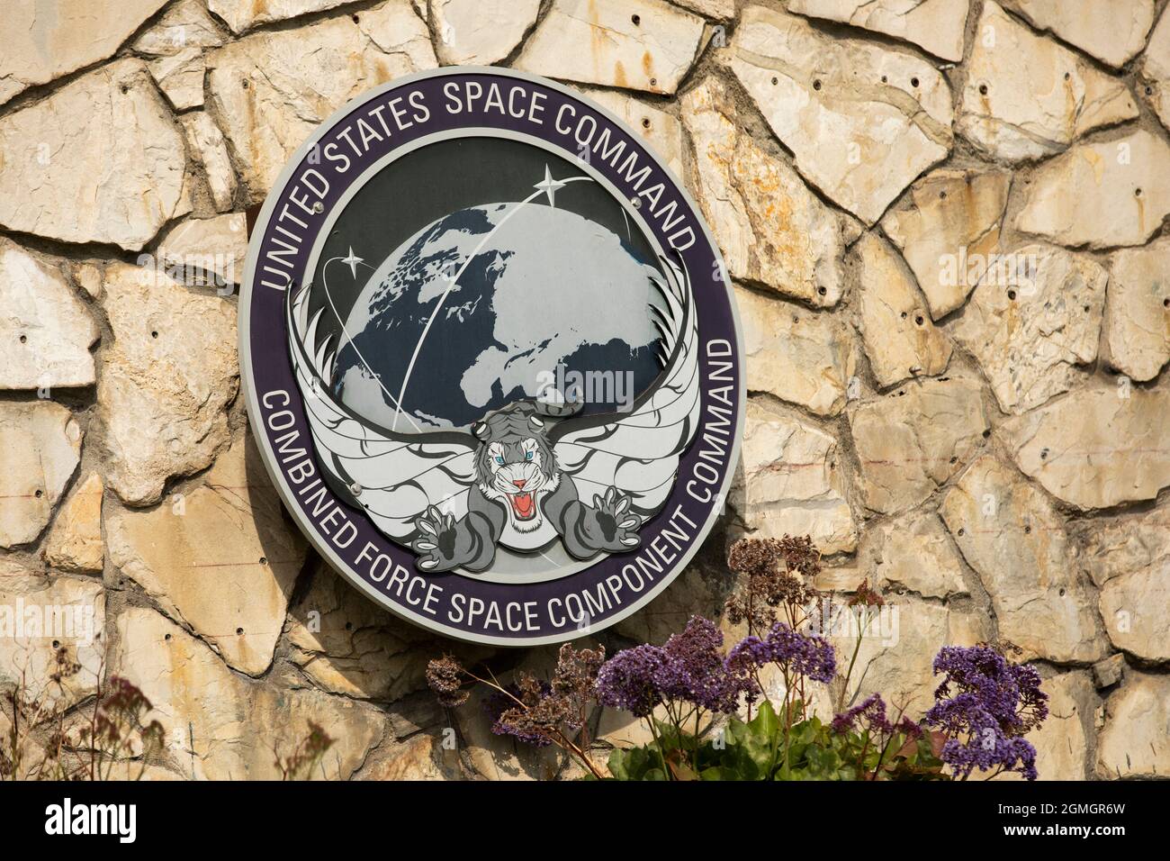 Vandenberg Air Force Base, Kalifornien, USA - 25. Juli 2021: Die Sonne scheint auf der Außenseite des US Space Force Base. Stockfoto