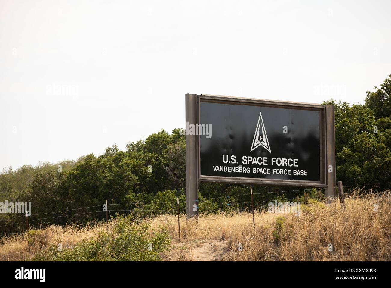Vandenberg Air Force Base, Kalifornien, USA - 25. Juli 2021: Die Sonne scheint auf der Außenseite des US Space Force Base. Stockfoto