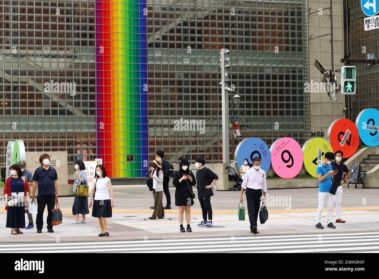 Blick auf die Ginza-Gegend von Tokio mit dem nun geschlossenen Ginza Sony Park und Ginza Maison Hermes mit einem Regenbogenmotiv, während es eine Julio Le Parc-Ausstellung zeigt. Stockfoto