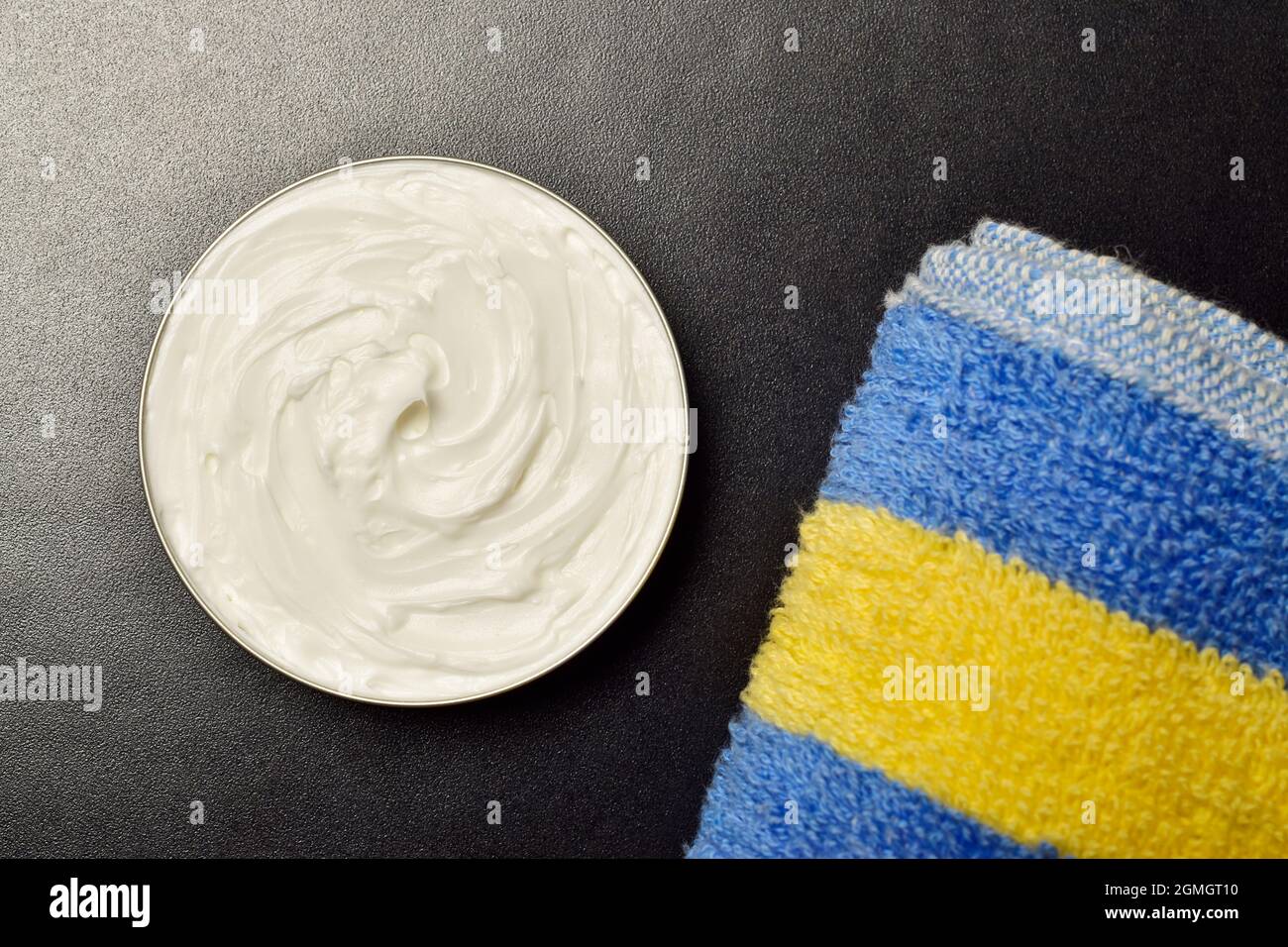 Draufsicht der Kosmetikcreme auf dunklem Hintergrund Stockfoto