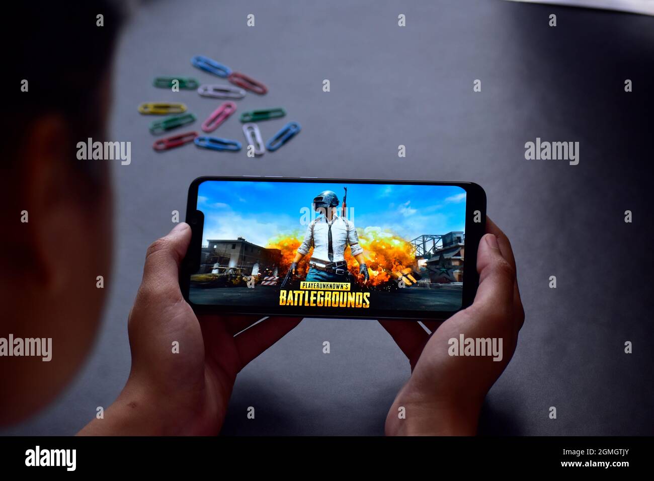 Neu Delhi, Indien, 17. November 2019:- PUBG-Spiel auf Smartphone spielen Stockfoto