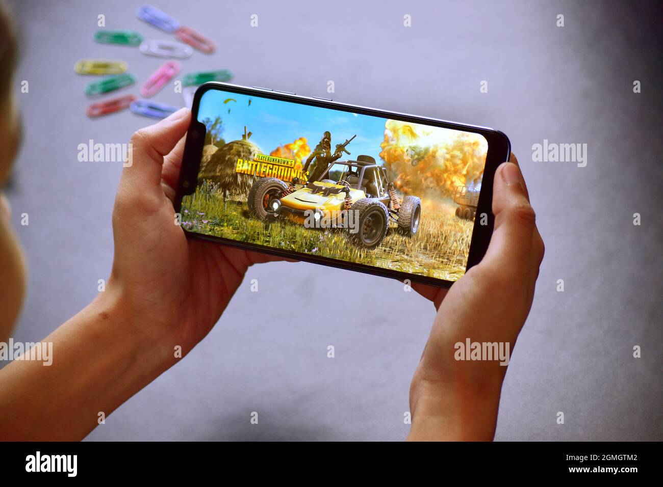 Spielen von PUBG Online auf dem Smartphone Stockfoto