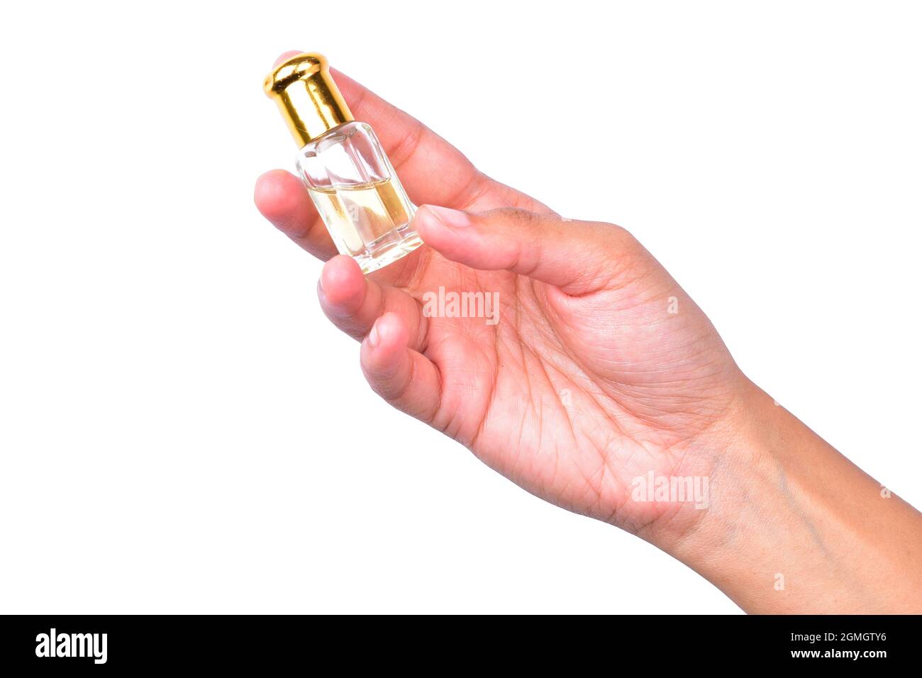 attar-Flasche in der Hand, Aromaölflasche in der Hand isoliert auf weißem Hintergrund, kleine Duftflasche in der Hand Stockfoto