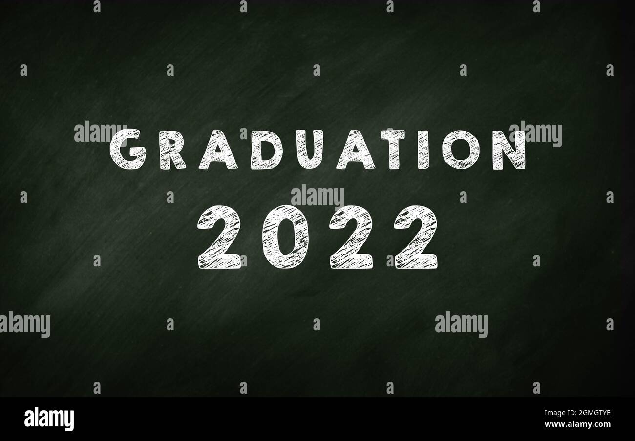 Graduation 2022 Kreidetafel . Schriftzug auf einer grünen Kreidetafel der Schule. Studenten Abschluss in 2022 Concept Hand Stockfoto