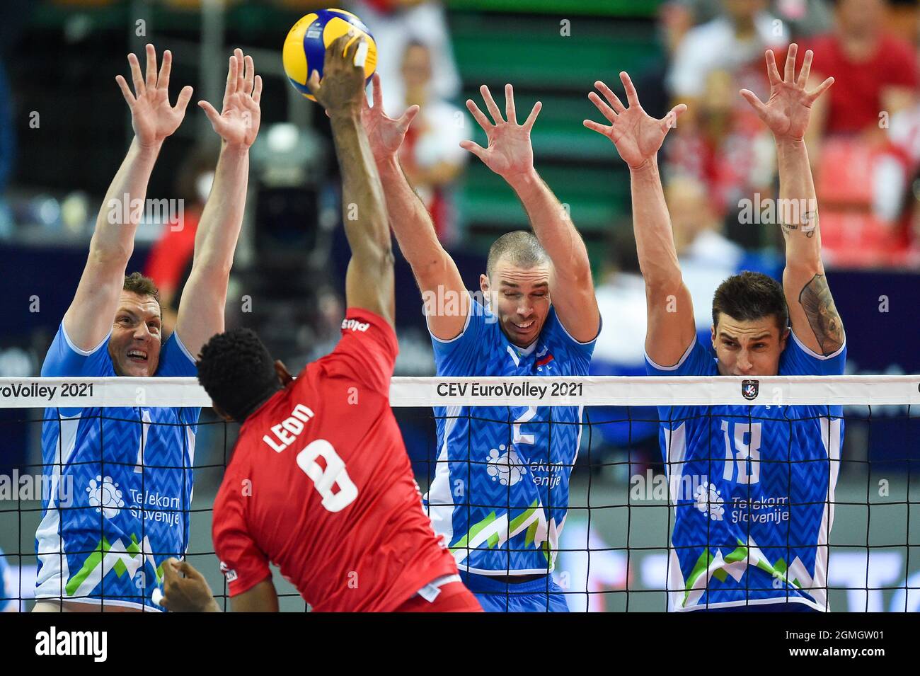 Katowice, Alen Pajenk und Klemen Cebulj (L bis R) aus Slowenien blockieren während des Halbfinalkampfs der Männer zwischen Polen und Slowenien beim Volleyball-Turnier CEV EuroVolley 2021 in Katowice. September 2021. Toncek Stern, Alen Pajenk und Klemen Cebulj (L bis R) aus Slowenien blockieren beim Halbfinalspiel der Männer zwischen Polen und Slowenien beim Volleyball-Turnier CEV EuroVolley 2021 in Katowice, Polen am 18. September 2021. Quelle: Lukasz Laskowski/Xinhua/Alamy Live News Stockfoto