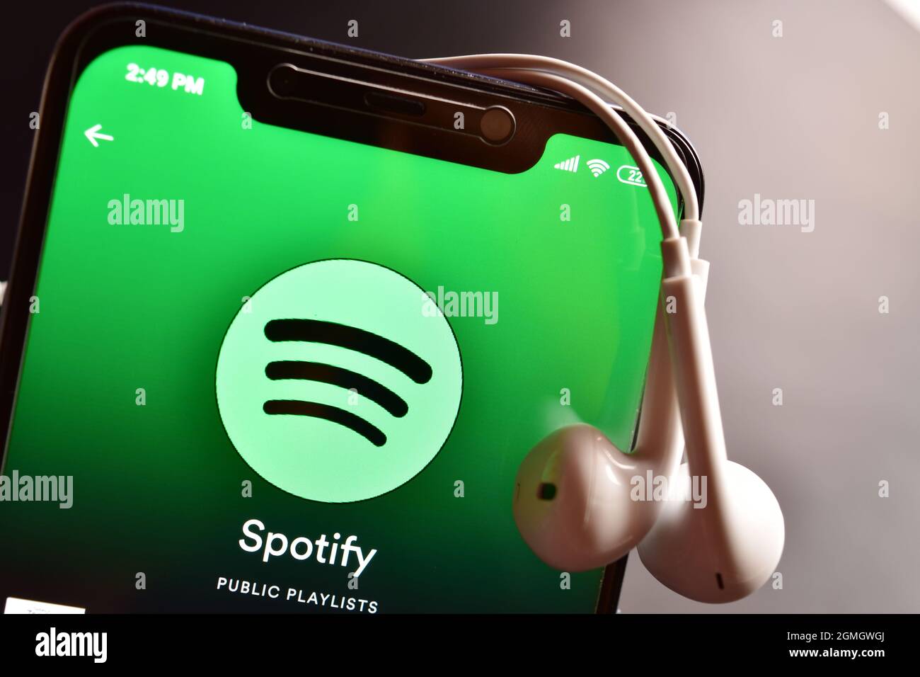 Neu Delhi, Indien, 30. November 2019:- Spotify-App auf Smartphone mit Kopfhörer Stockfoto