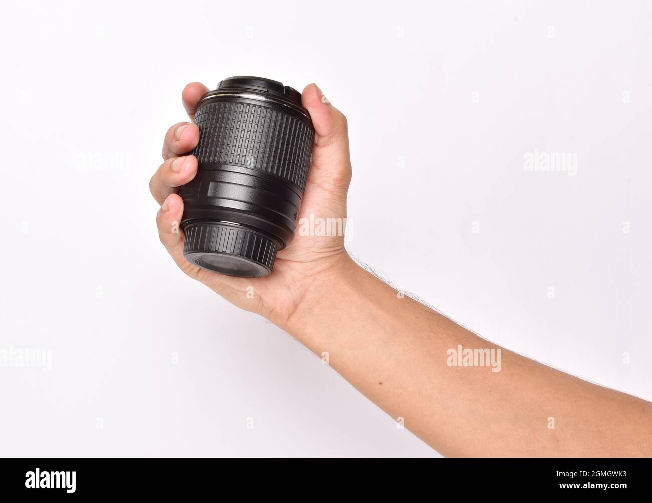 Kameraobjektiv in der Hand isoliert auf weißem Hintergrund Stockfoto