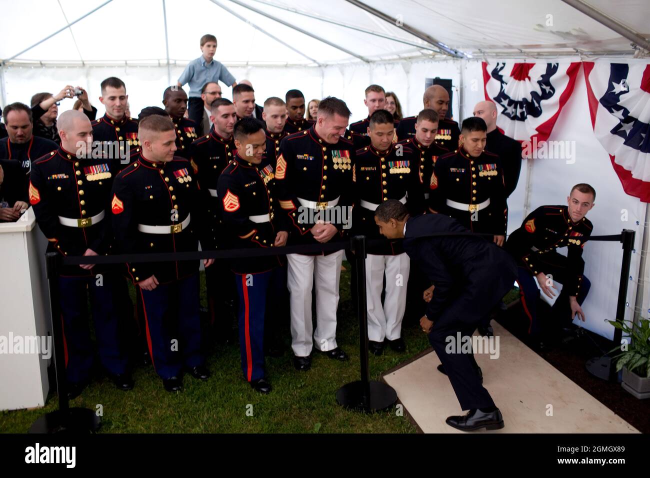 US-Präsident Barack Obama begrüßt die Marine vor der neuen Botschaft in Moskau, Russland, 6. Juli 2009. (Offizielles Foto des Weißen Hauses von Pete Souza) Dieses offizielle Foto des Weißen Hauses wird zur Veröffentlichung durch Nachrichtenorganisationen und/oder zum persönlichen Druck durch die Betreffzeile(en) des Fotos zur Verfügung gestellt. Das Foto darf in keiner Weise manipuliert oder in Materialien, Anzeigen, Produkten oder Werbeaktionen verwendet werden, die in irgendeiner Weise die Zustimmung oder Billigung des Präsidenten, der ersten Familie oder des Weißen Hauses nahelegen. Stockfoto