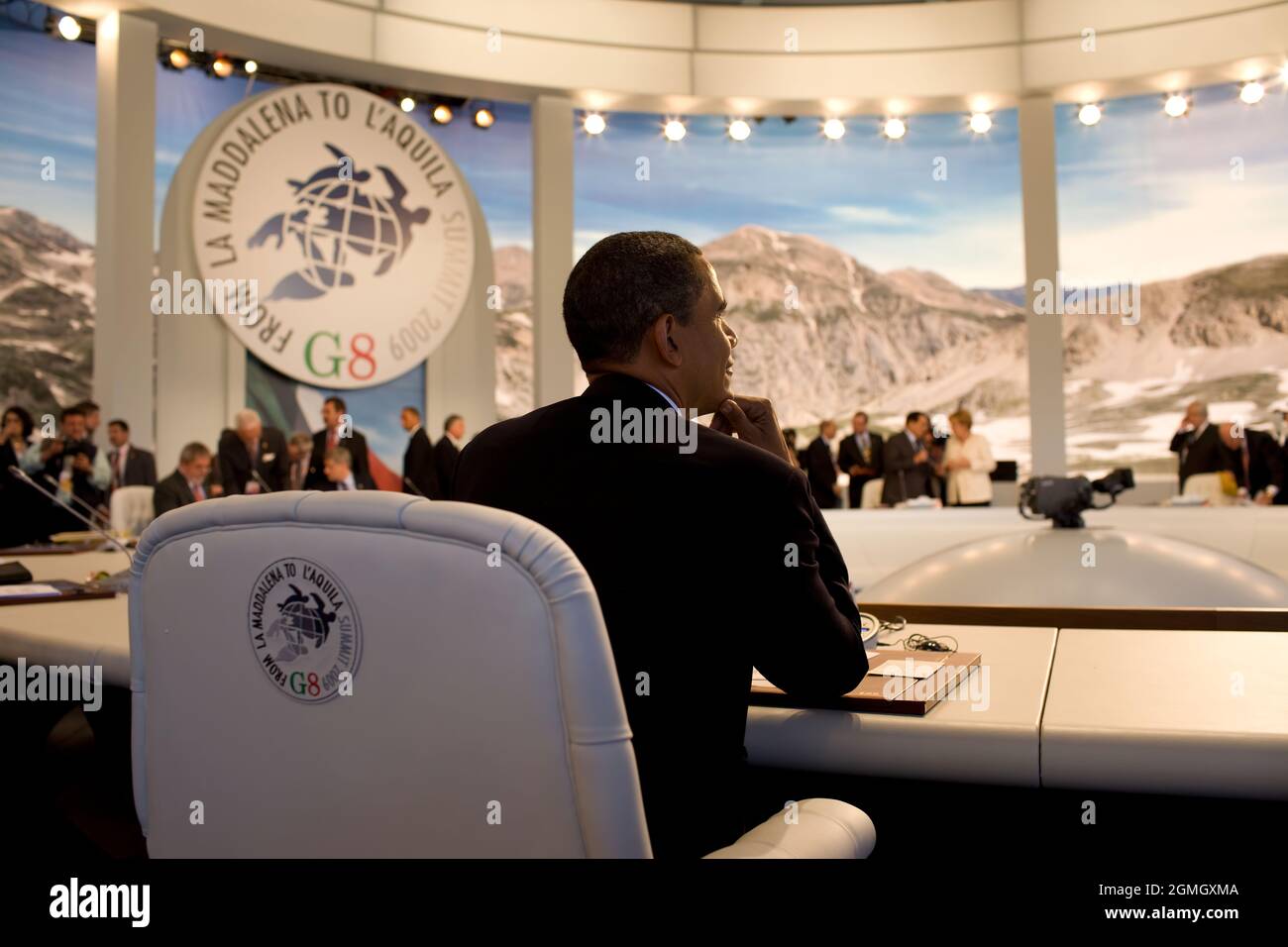 Präsident Barack Obama nimmt am G-8-Gipfel in L'Aquila, Italien, am 9. Juli 2009 Teil.(Offizielles Foto des Weißen Hauses von Pete Souza) Dieses offizielle Foto des Weißen Hauses wird von Nachrichtenorganisationen zur Veröffentlichung und/oder zum persönlichen Druck durch die Betreffzeile(en) des Fotos zur Verfügung gestellt. Das Foto darf in keiner Weise manipuliert oder in Materialien, Anzeigen, Produkten oder Werbeaktionen verwendet werden, die in irgendeiner Weise die Zustimmung oder Billigung des Präsidenten, der ersten Familie oder des Weißen Hauses nahelegen. Stockfoto