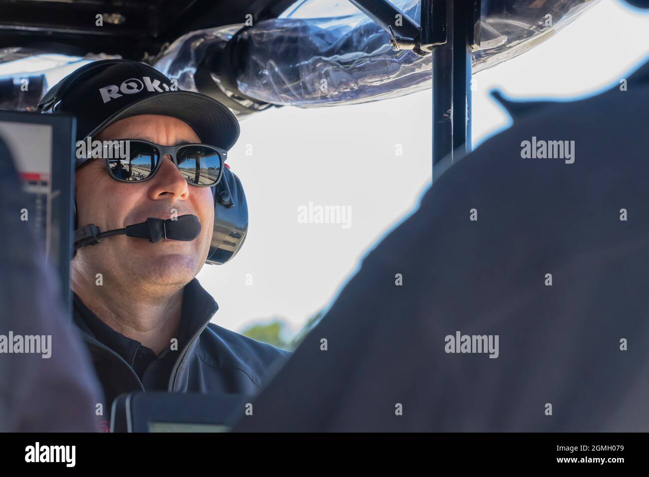 Monterey, Kalifornien, USA. September 2021. Larry Foyt Jr, IndyCar Team Manager, beobachtet, wie seine Teams sich auf den Grand Prix von Monterey vorbereiten, der auf dem WeatherTech Raceway Laguna Seca in Monterey, Kalifornien, stattfindet. (Bild: © Riley Bridges Grindstone Media G/ASP über ZUMA Press Wire) Stockfoto