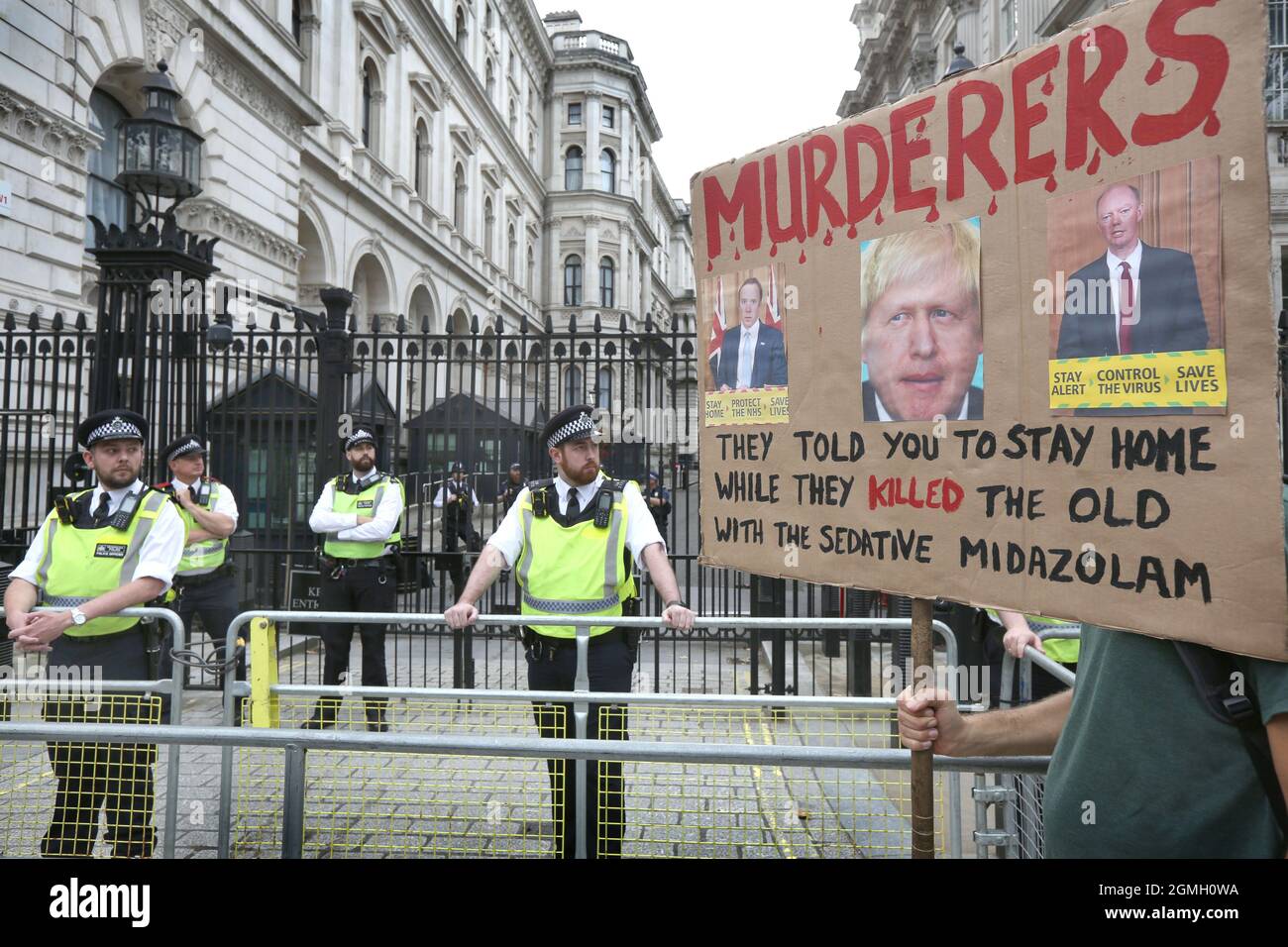London, Großbritannien. September 2021. Ein Protestler hält ein Plakat, auf dem prominente politische Persönlichkeiten des Mordes beschuldigt werden, während Demonstranten bei der World Wide Rally for Freedom vom Regent's Park zur Downing Street marschieren. Sie marschieren für ihre Kinder und gegen Kinderimpfungen, Impfpass und künftige Sperren. (Foto von Martin Pope/SOPA Images/Sipa USA) Quelle: SIPA USA/Alamy Live News Stockfoto