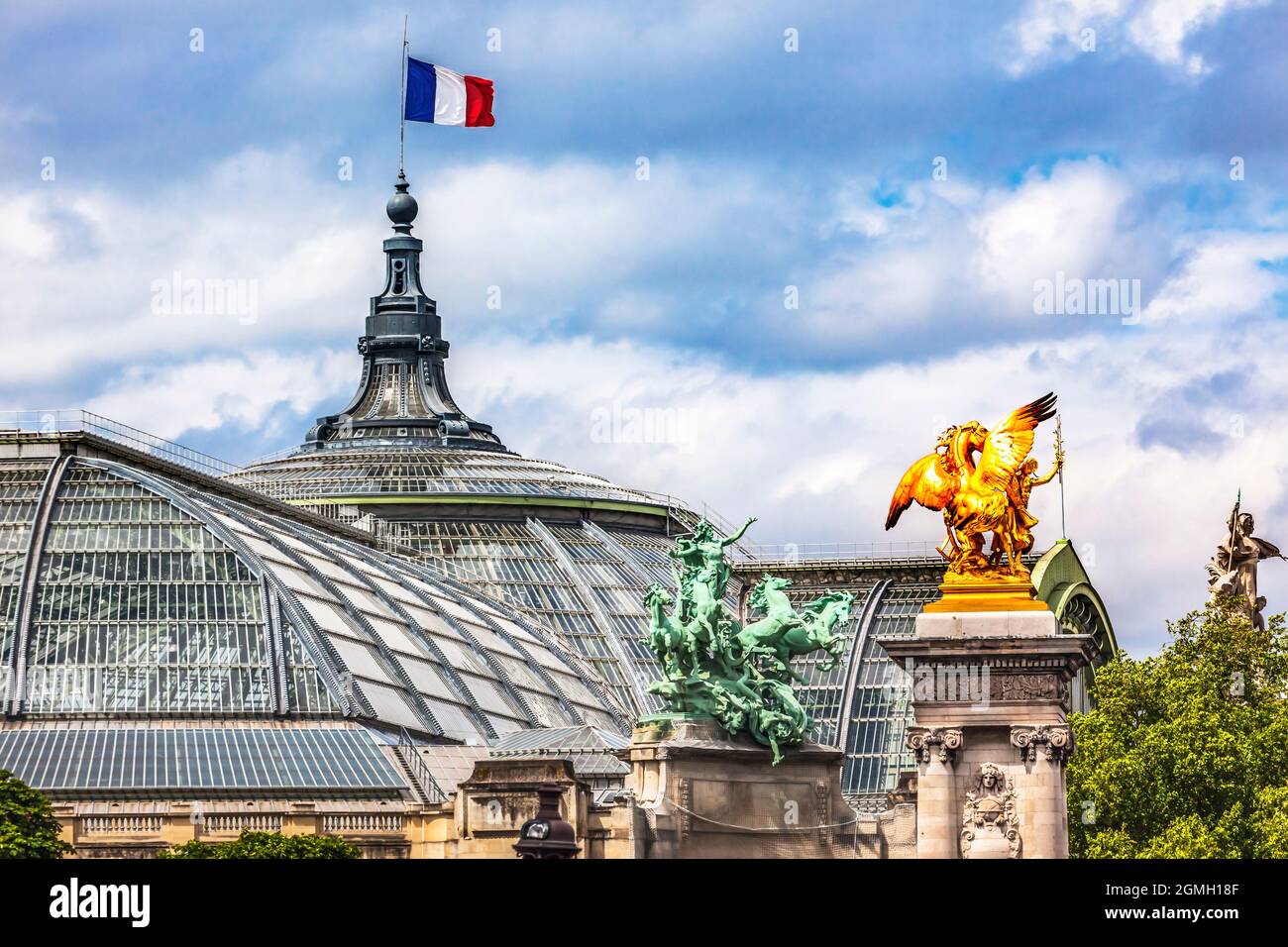 Glas und Stahl Grand Palais de Champs Elysees Palast Statuen Flagge Paris Frankreich große Ausstellungshalle und Museumszentrum. Gebaut in den späten 1800er Jahren für Unive Stockfoto