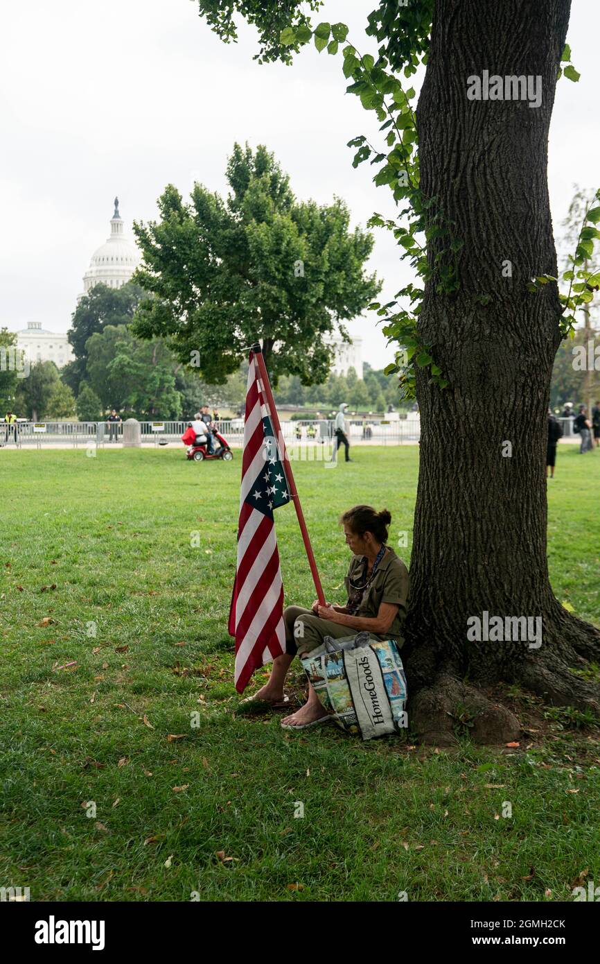 Washington, USA. September 2021. Eine Frau sitzt unter einem Baum in der Nähe des Kapitolgebäudes nach einer rechtsgerichteten Kundgebung in Washington, DC, USA, am 18. September 2021. Eine stark geschrumpfte rechte Kundgebung am Samstag wurde friedlich vor dem langen Fechten des US-Kapitols abgehalten, inmitten hoher Polizeialarmierung und enger Medienpräsenz, und es wurde laut über die Behandlung der Aufruhrer des Kapitols vom 6. Januar.ZUM ARTIKEL: 'Feature: Die rechte Kundgebung in der Nähe des US-Kapitols schrumpft inmitten hoher Polizeiwarnung' Kredit: Liu Jie/Xinhua/Alamy Live News Stockfoto