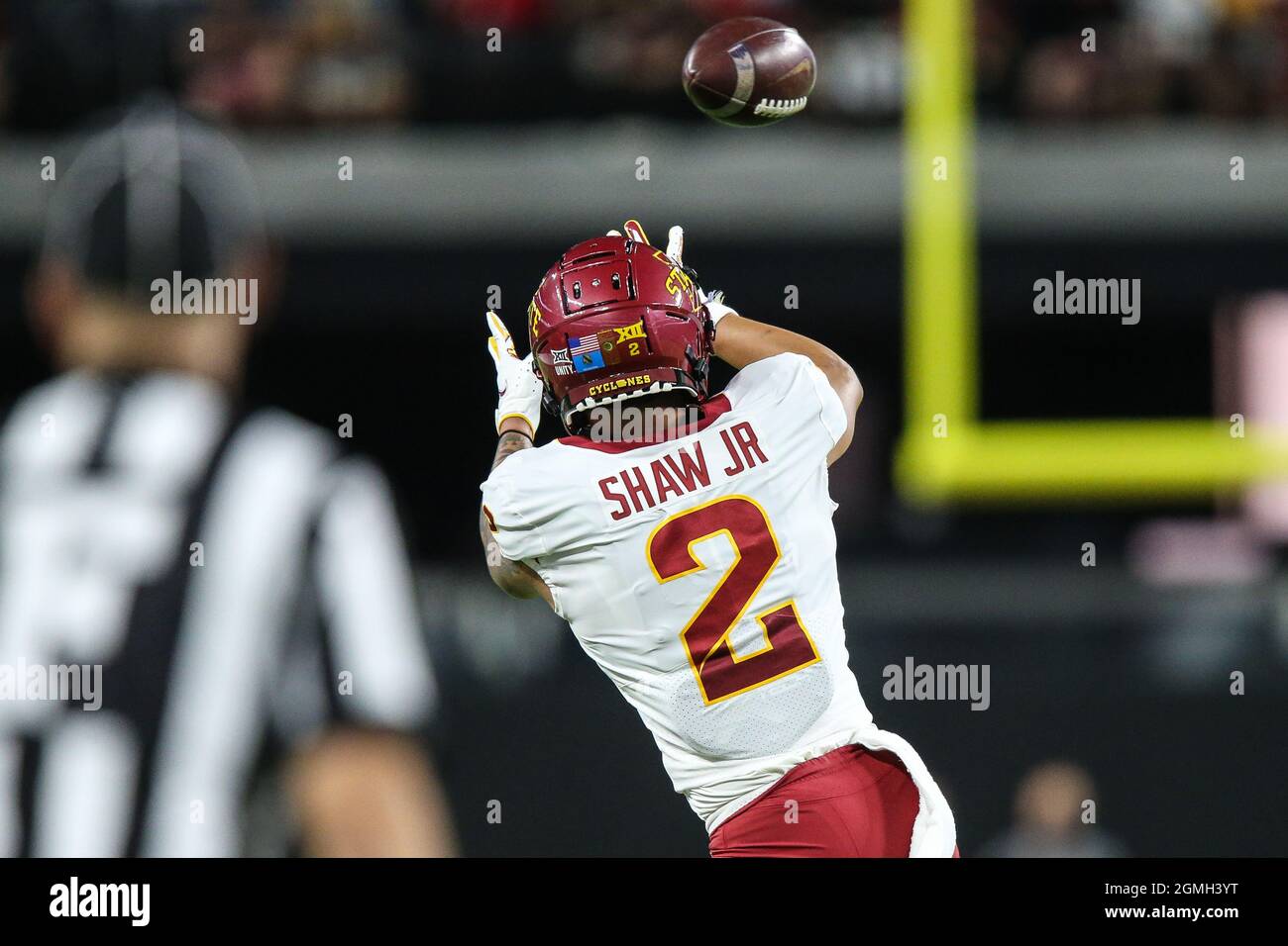 18. September 2021: Sean Shaw Jr. (2), ein Breitempfänger der Iowa State Cyclones, fängt den Fußball während des NCAA-Fußballspiels mit den Iowa State Cyclones und den UNLV-Rebellen im Allegiant Stadium in Las Vegas, NV. Die Iowa State Cyclones besiegten die UNLV-Rebellen von 48 bis 3. Christopher Trim/CSM. Stockfoto