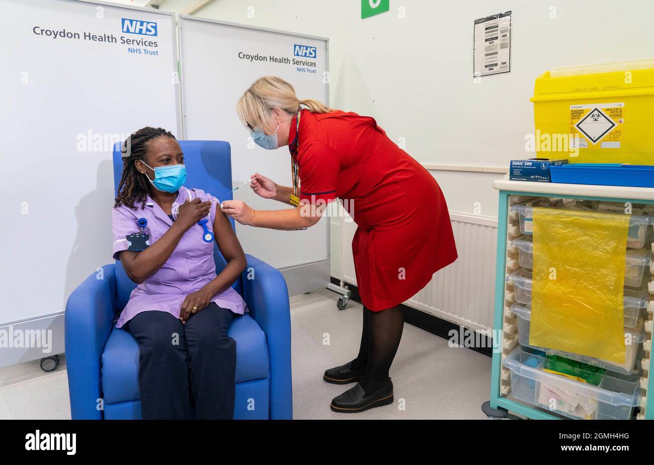 Datei-Foto vom 16/09/21 Frau Cargill-Empfängerin Catherine Cargill, die als eine der ersten Empfängern einen der ersten Covid-19-Booster-Jabs erhielt, der am Croydon University Hospital im Süden Londons verabreicht wurde, als das NHS seine Covid-19-Booster-Impfkampagne beginnt. Mehr als eine Million Menschen in England werden diese Woche Einladungen zur Buchung ihres Coronavirus-Booster-Jab erhalten. Ausgabedatum: Sonntag, 19. September 2021. Stockfoto