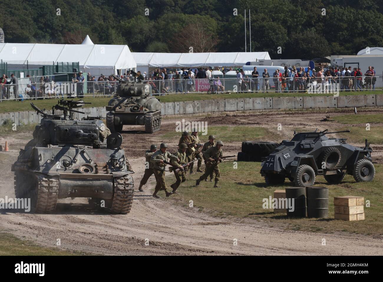 Sherman-Panzer. Ein Panzer M4A2(76) HVSS Sherman, der im Film 'Fury' während einer Demonstration im Bovington Tank Museum, Dorset, Großbritannien, verwendet wurde Stockfoto