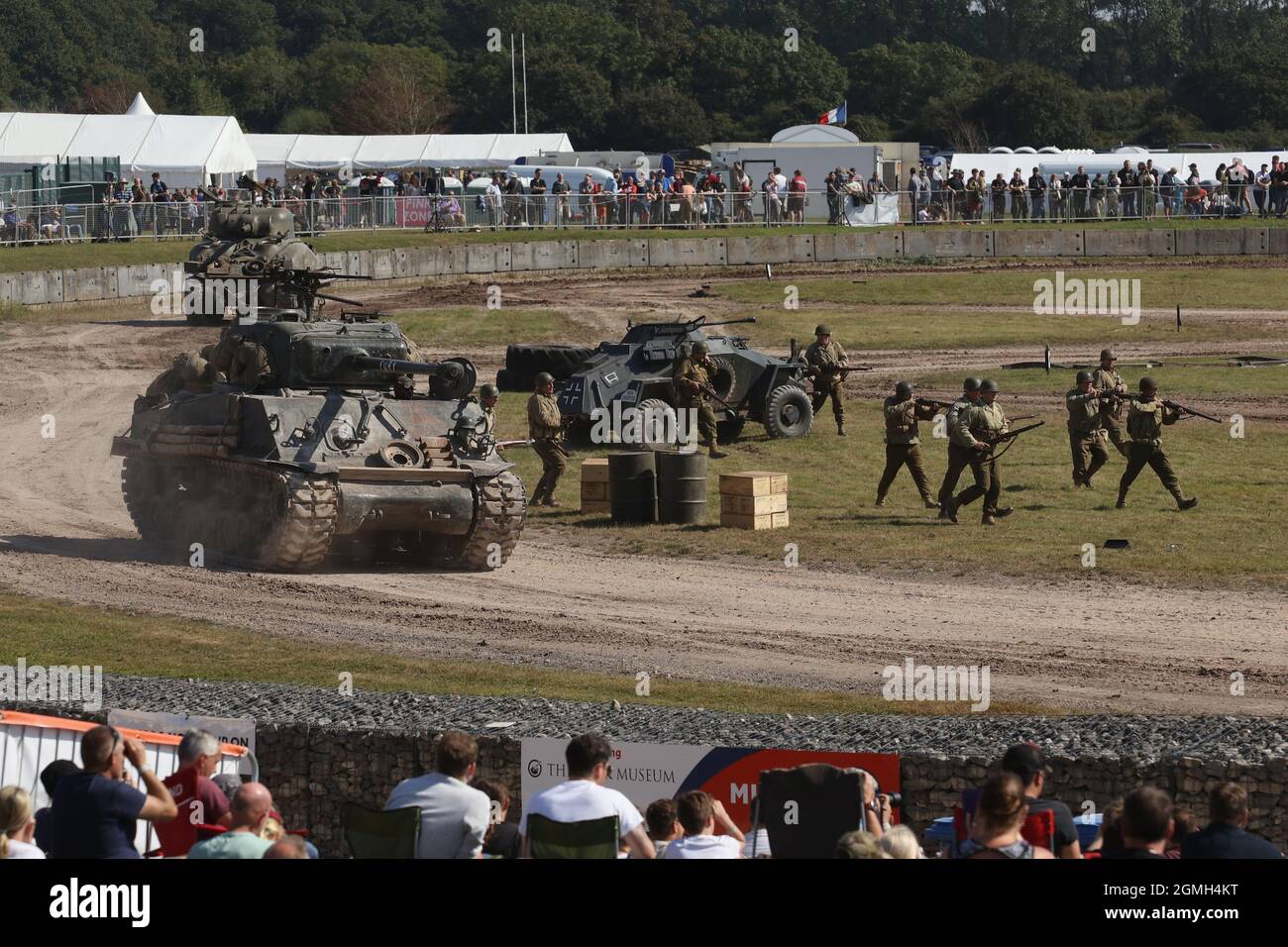 Sherman-Panzer. Ein Panzer M4A2(76) HVSS Sherman, der im Film 'Fury' während einer Demonstration im Bovington Tank Museum, Dorset, Großbritannien, verwendet wurde Stockfoto