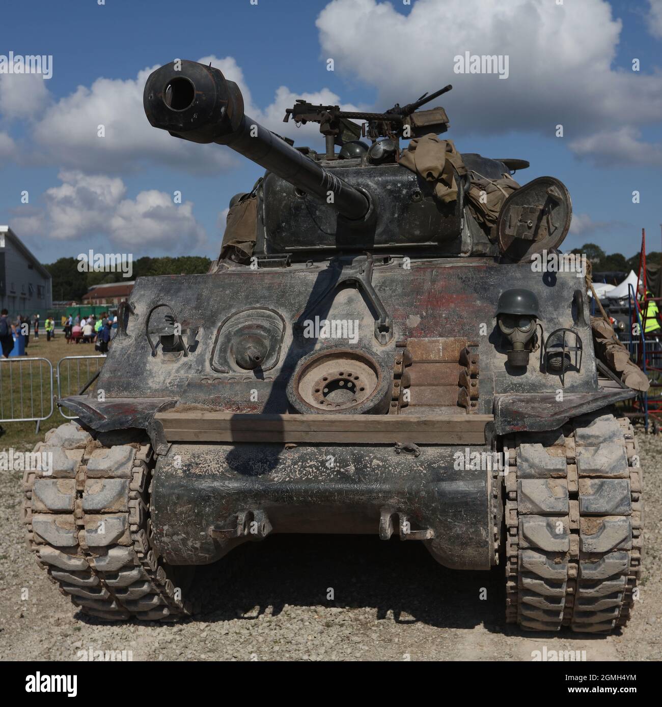 Sherman-Panzer. Ein Panzer M4A2(76) HVSS Sherman, der im Film 'Fury' während einer Demonstration im Bovington Tank Museum, Dorset, Großbritannien, verwendet wurde Stockfoto